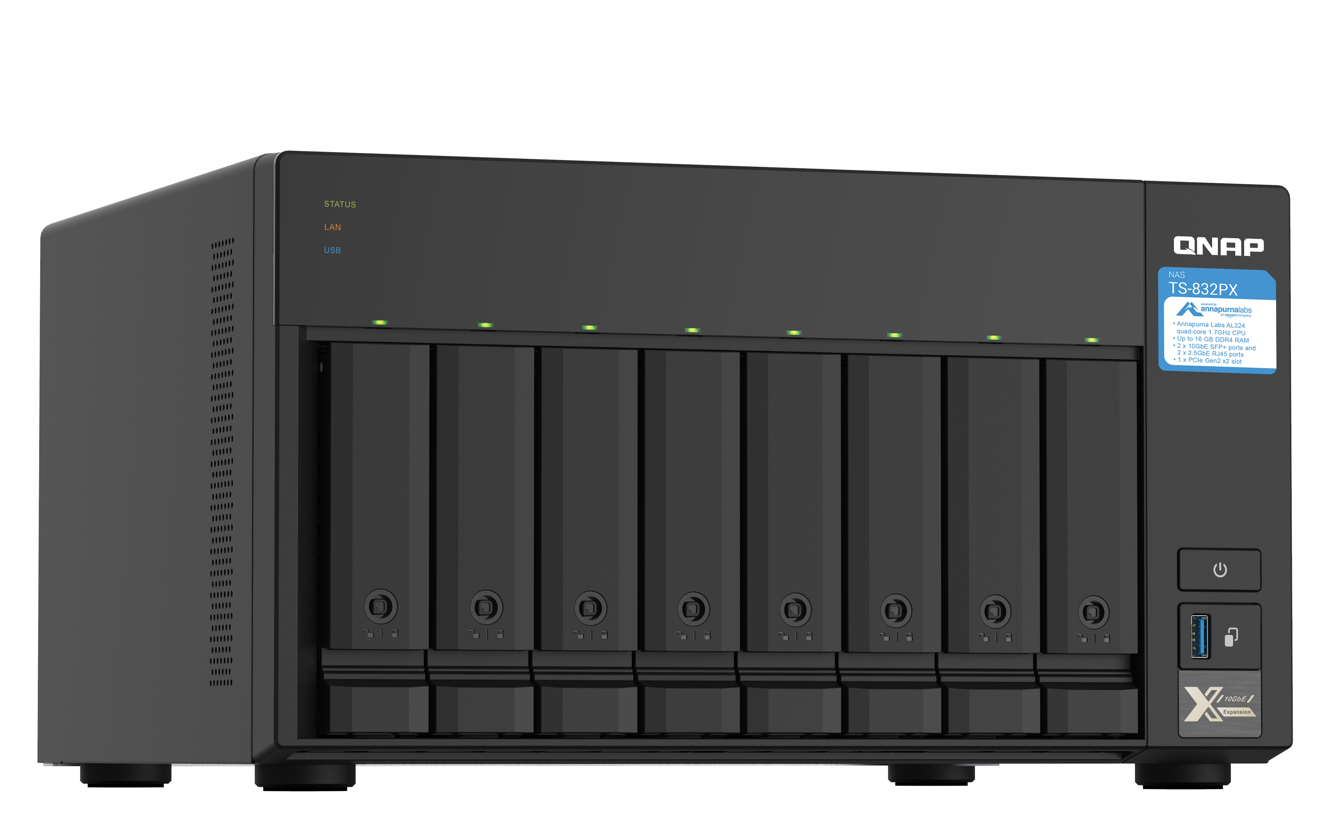 Schwarzer QNAP NAS-Server. Vorderansicht mit Laufwerkseinschüben und Etiketten. Weißer Hintergrund.