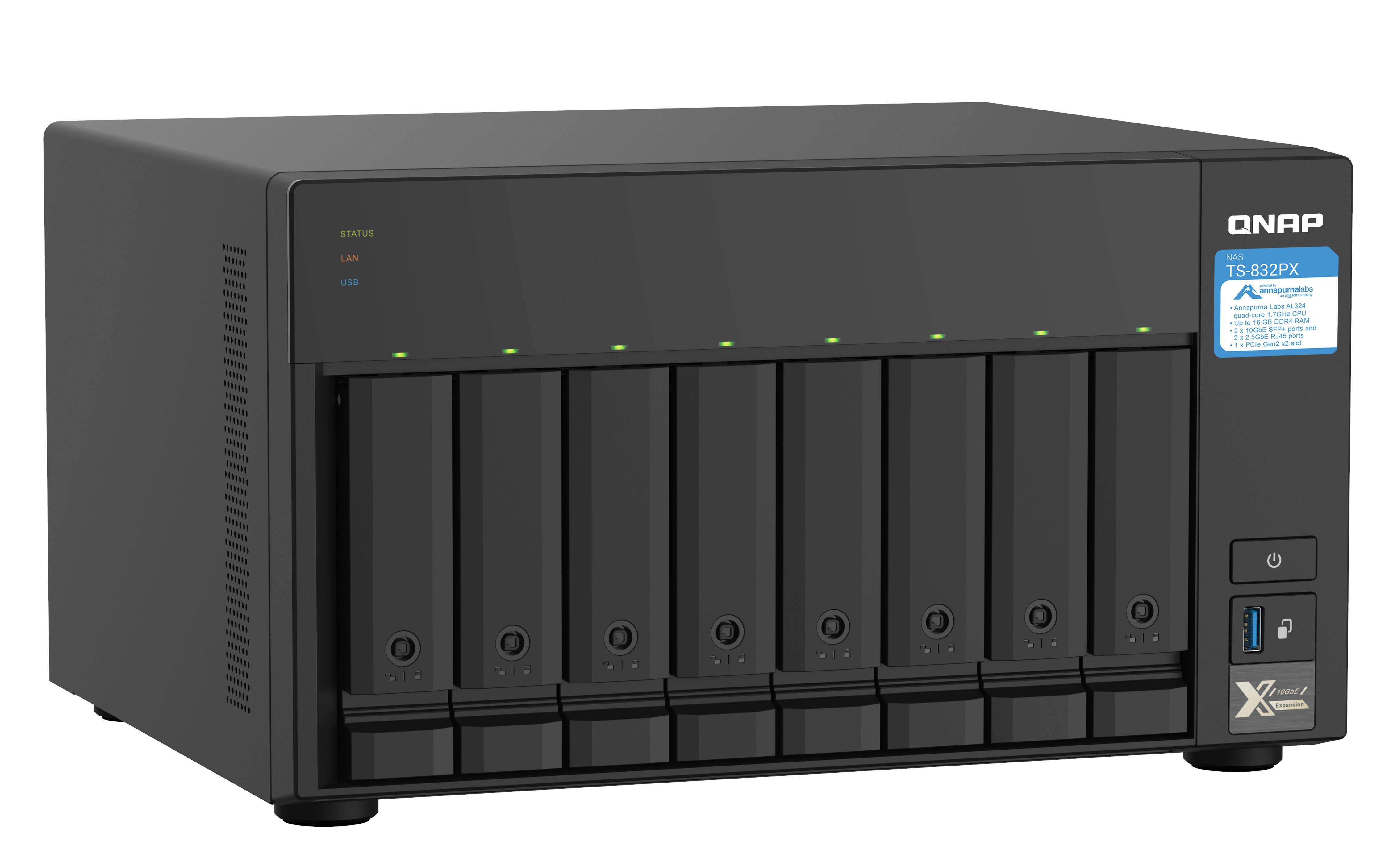 Schwarzer QNAP NAS-Server. Schräge Vorderansicht mit Laufwerkseinschüben und Etiketten. Weißer Hintergrund.