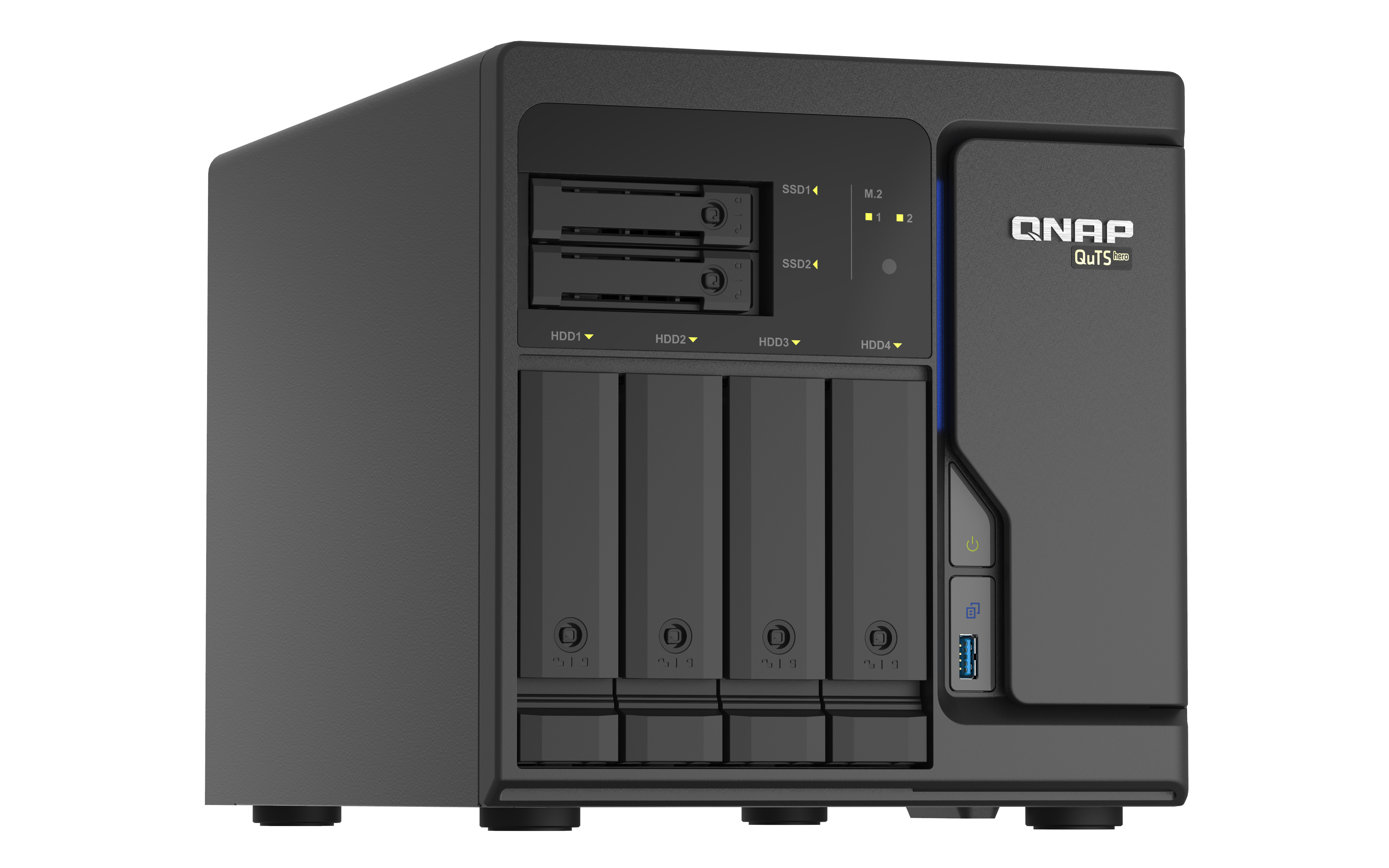 Server NAS QNAP nero. Frontale con 4 alloggiamenti e due slot SSD. Sfondo bianco.