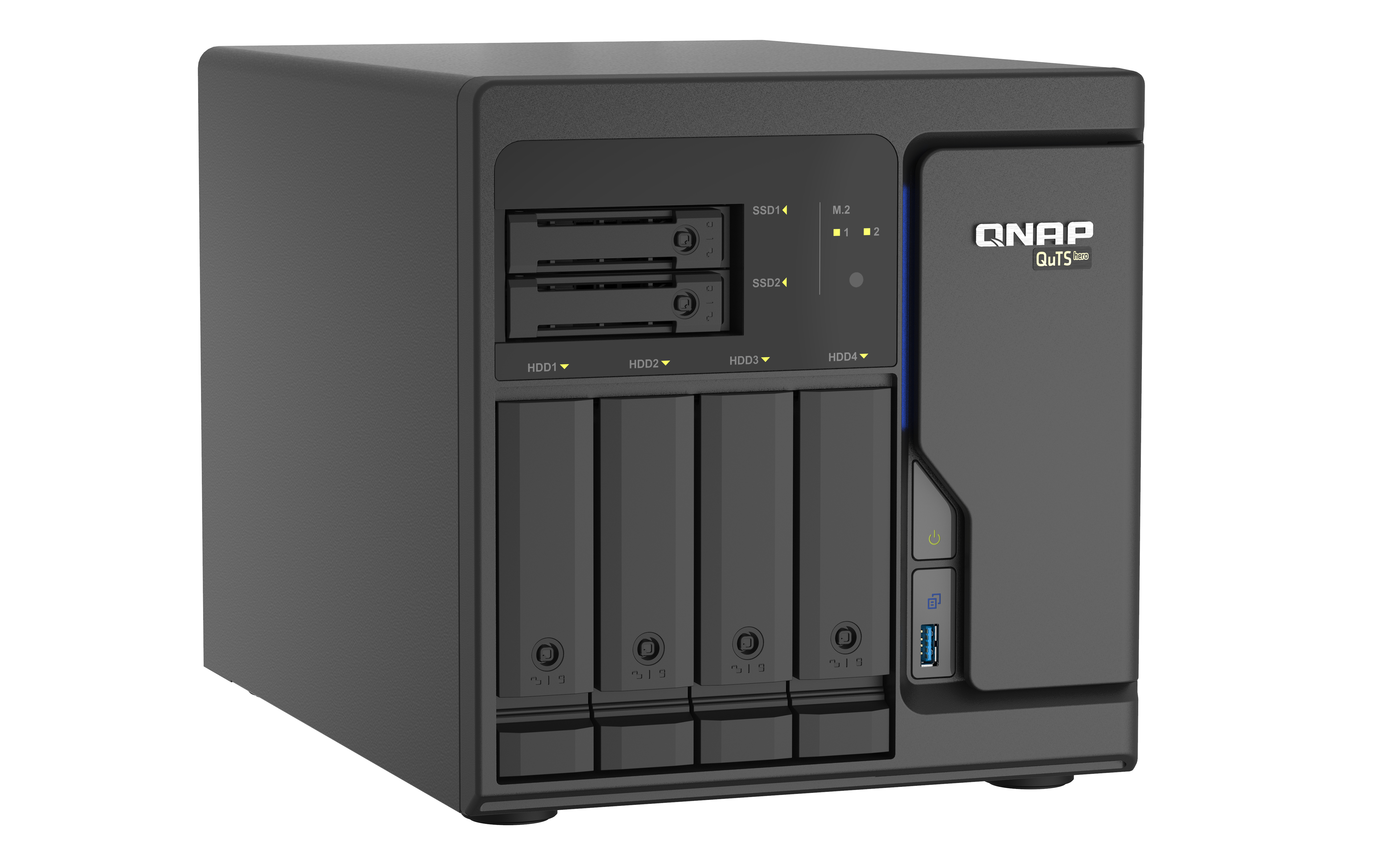 Server NAS QNAP nero. Frontale con 4 alloggiamenti e due slot SSD. Sfondo bianco.