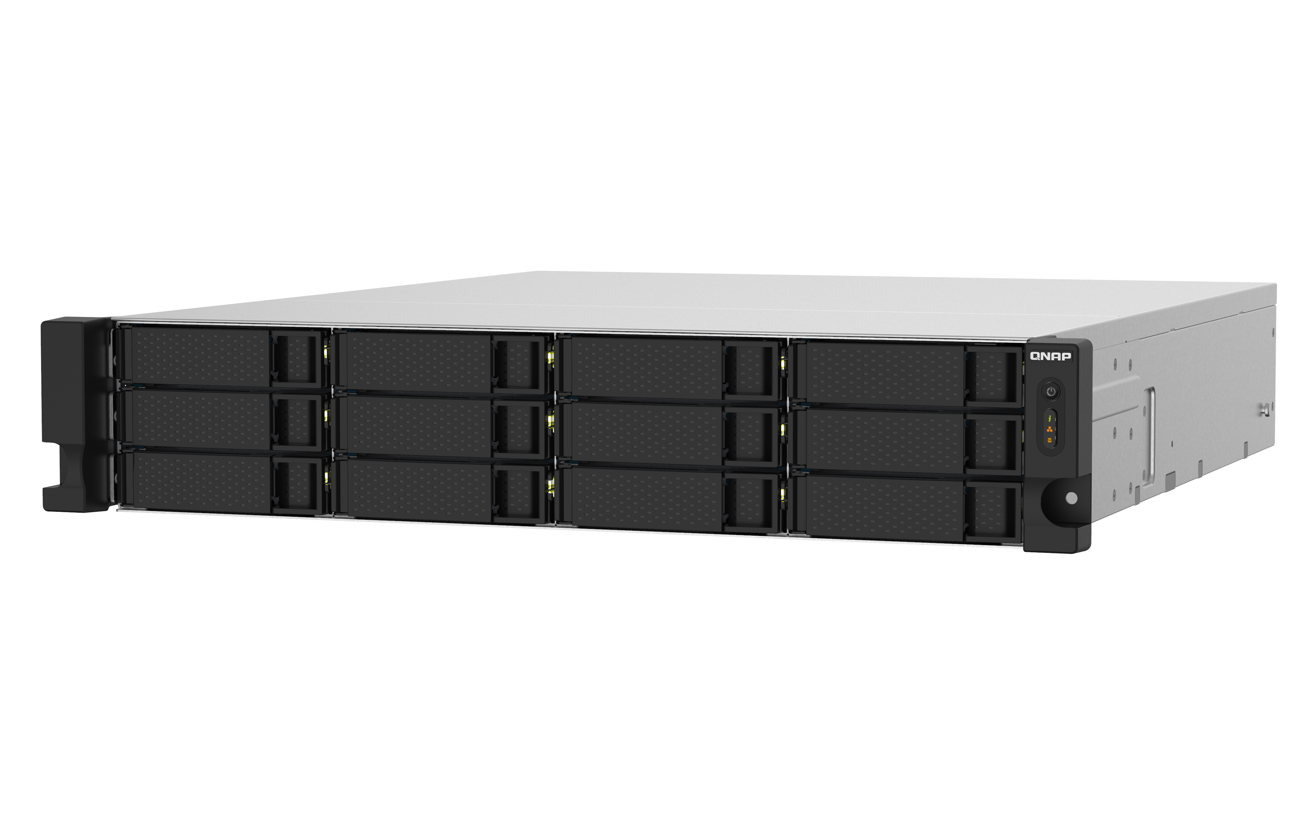 Un server NAS QNAP, argento e nero, con più vani disco. Il pannello frontale mostra il logo QNAP.