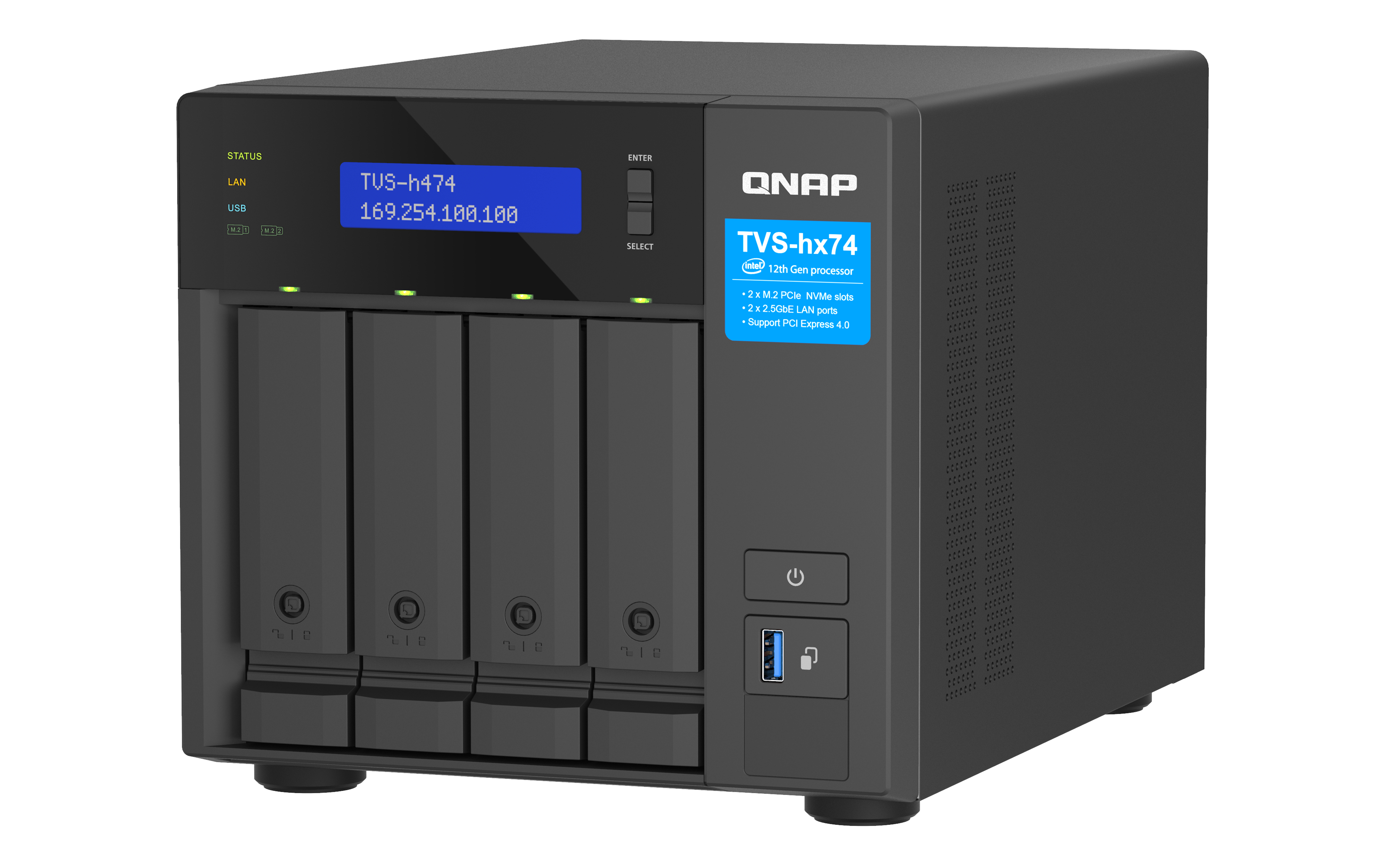 Schwarzer QNAP NAS-Server mit vier Laufwerksschächten. Blaues Display zeigt IP-Adresse. Etiketten: Qnap und TVS-hx74.