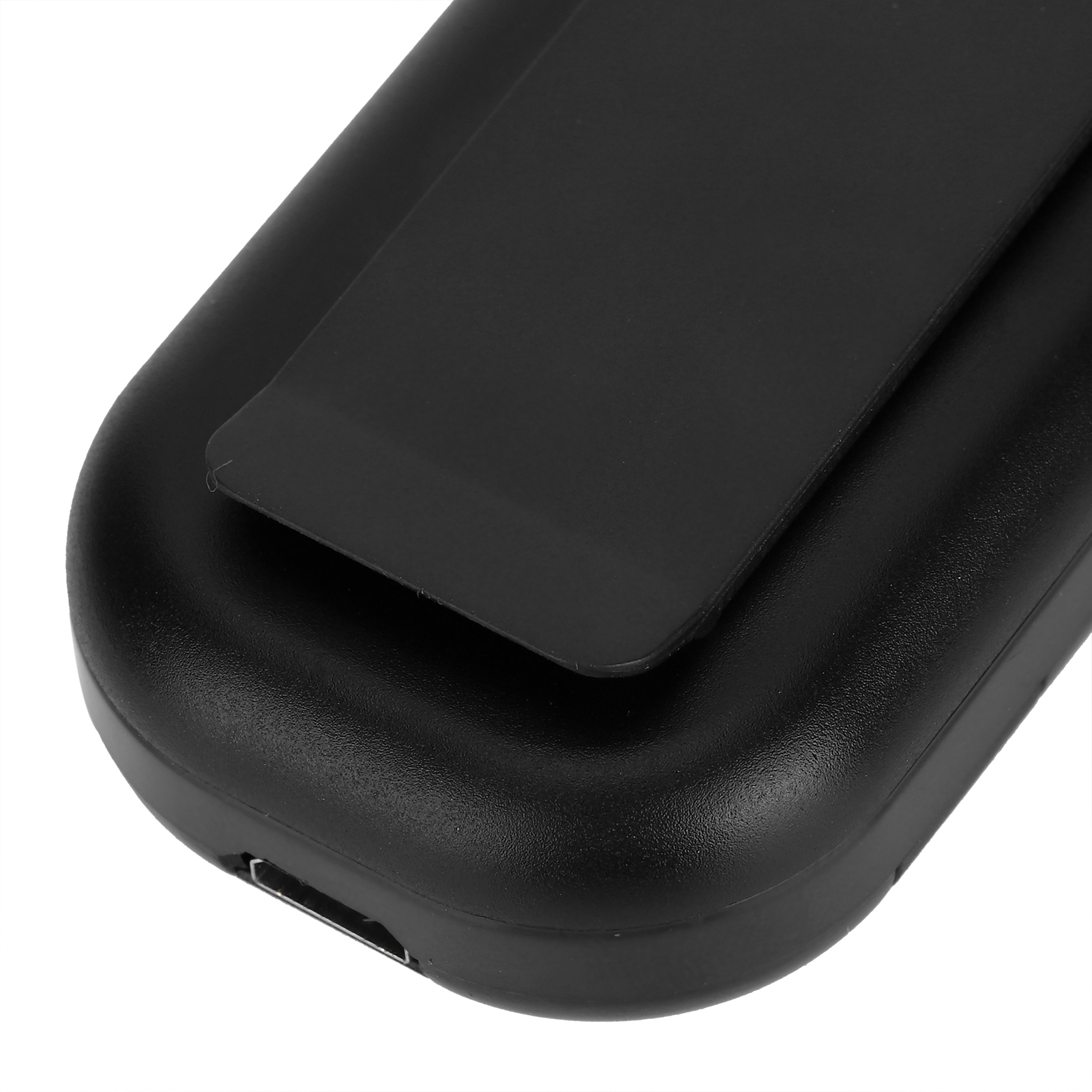 Nahaufnahme eines schwarzen Geräts. Es hat einen USB-Steckplatz und einen Clip oben.