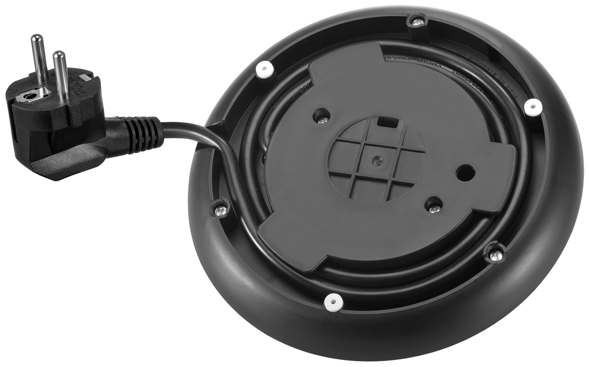 Czarna podstawa czajnika elektrycznego z przewodem zasilającym i wtyczką. Białe tło.