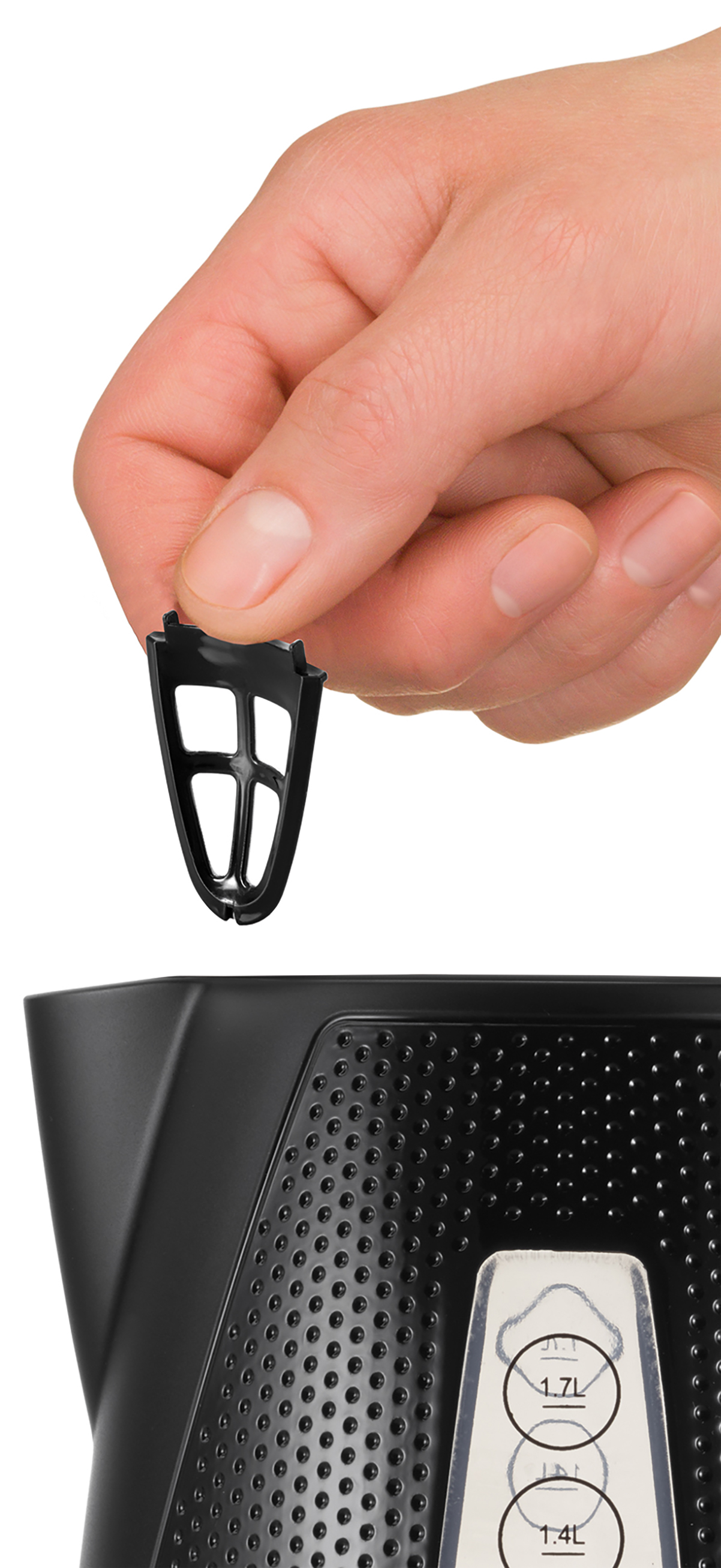 Dłoń trzymająca czarny filtr ekspresu do kawy, nad czarnym ekspresem z oznaczeniami pojemności.