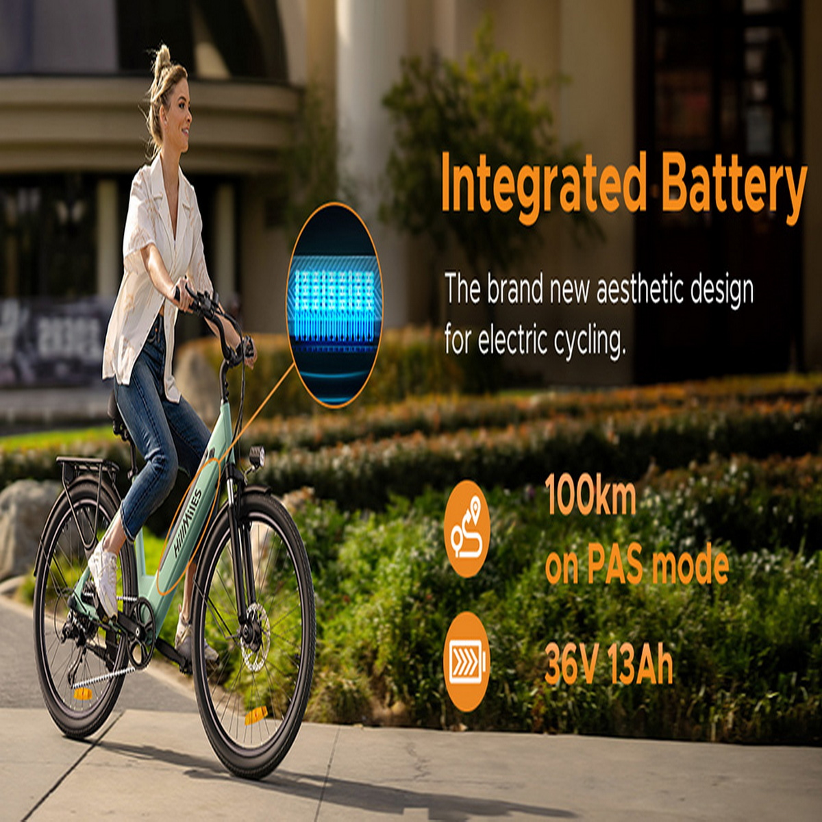 Donna che guida una bicicletta elettrica verde su un sentiero, vengono mostrate informazioni sulla batteria.