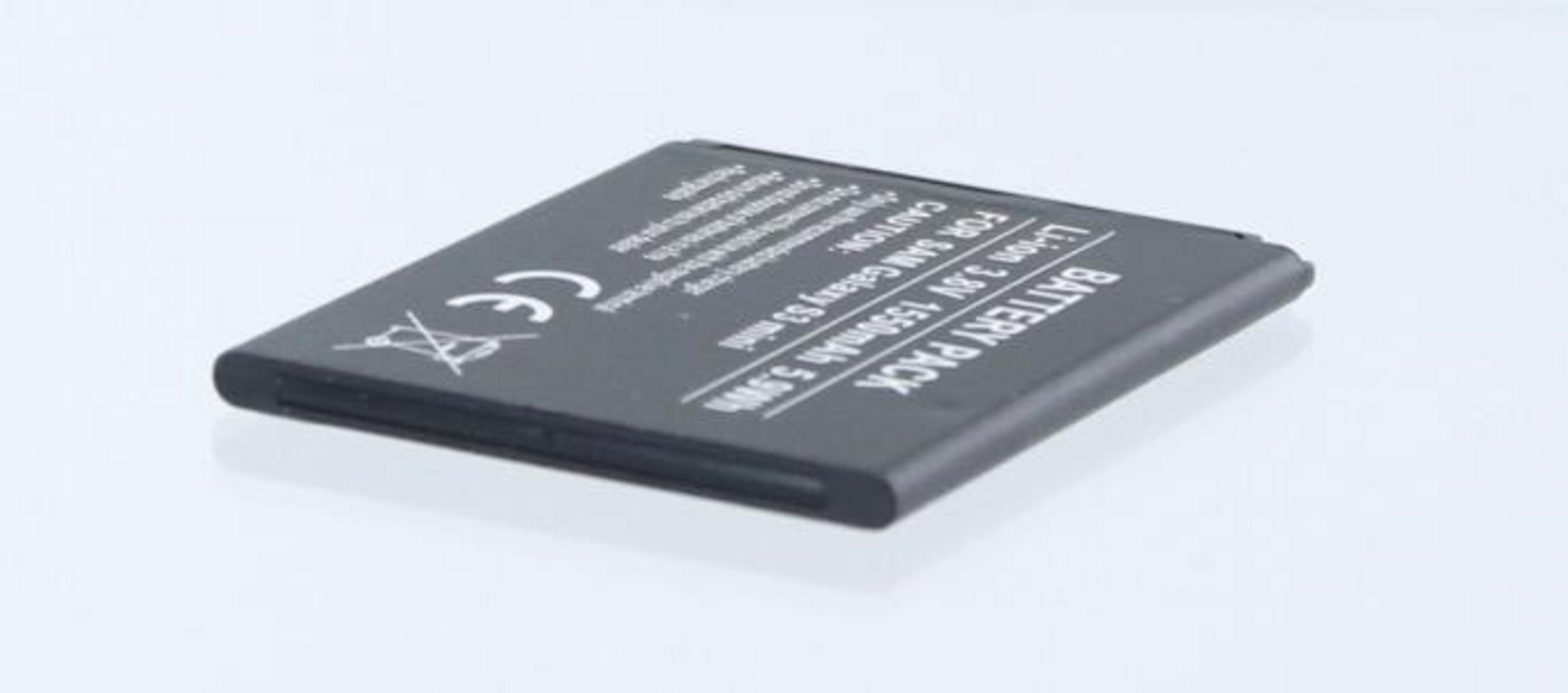 Schwarzer Handy-Akku auf weißer Oberfläche, mit Text darauf.