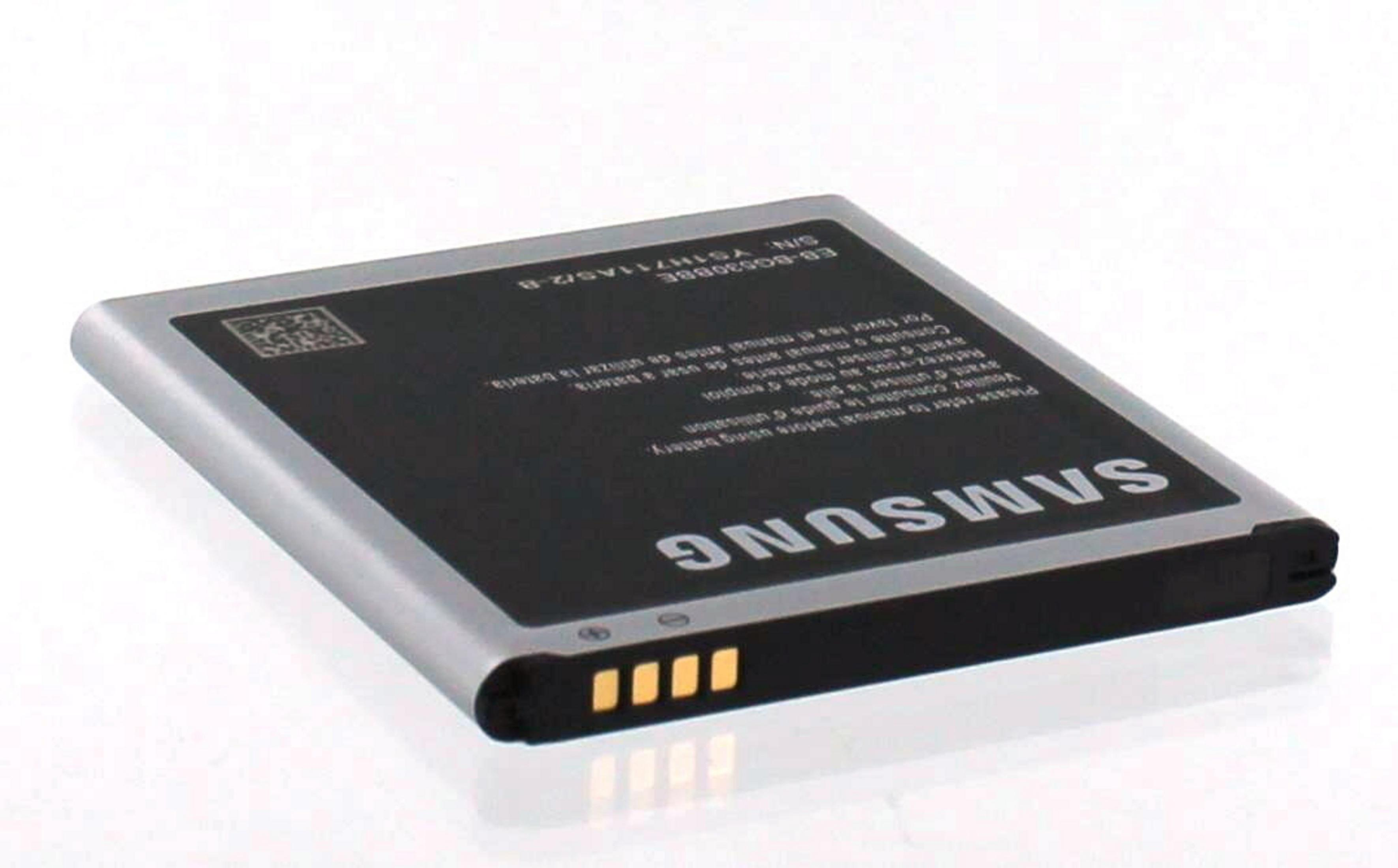 Samsung Handy-Akku. Silberfarben, schwarzes Etikett. Weißer Hintergrund.