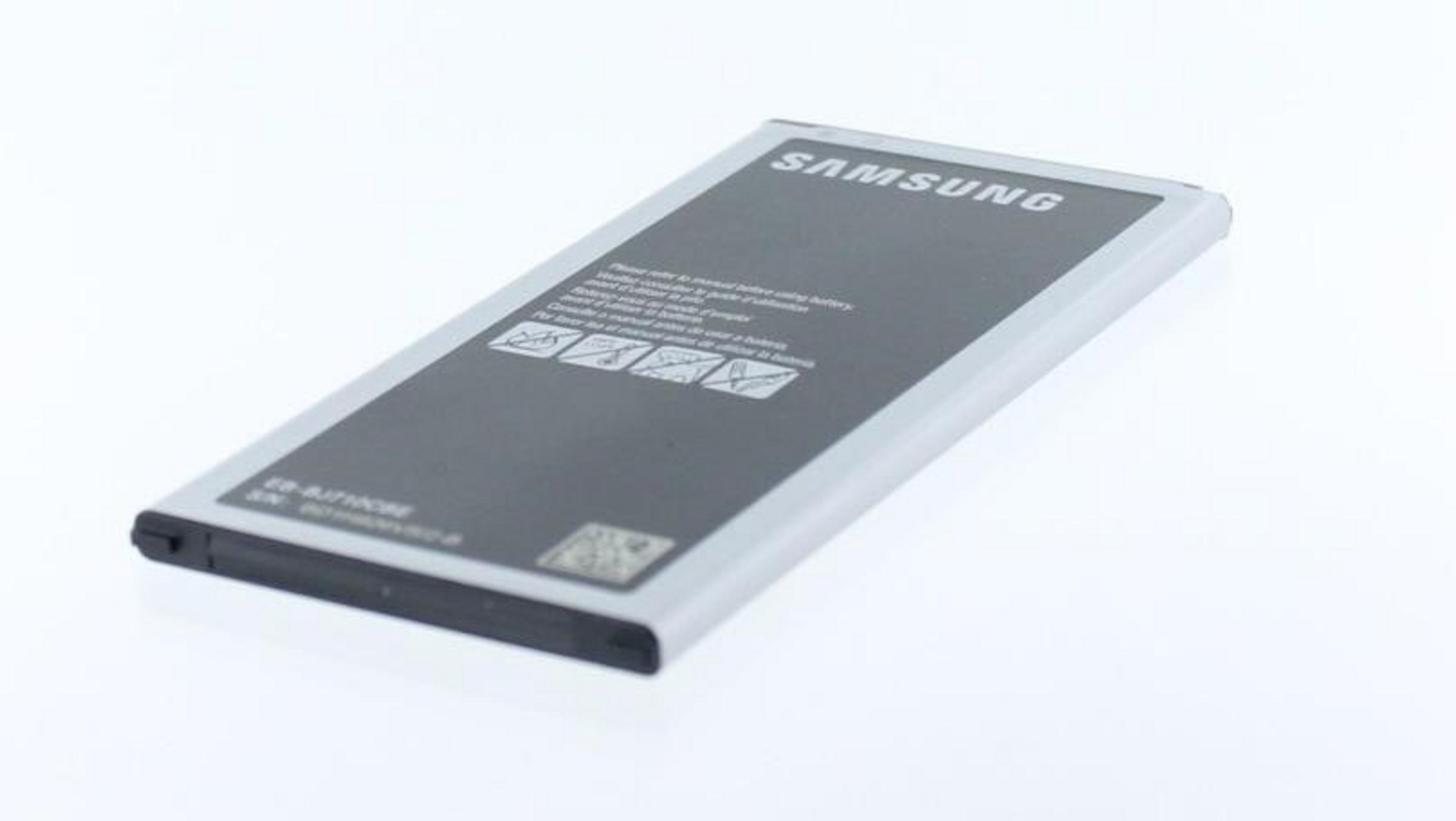 Samsung-Handy-Akku auf weißer Oberfläche, Text und Markierungen sichtbar.