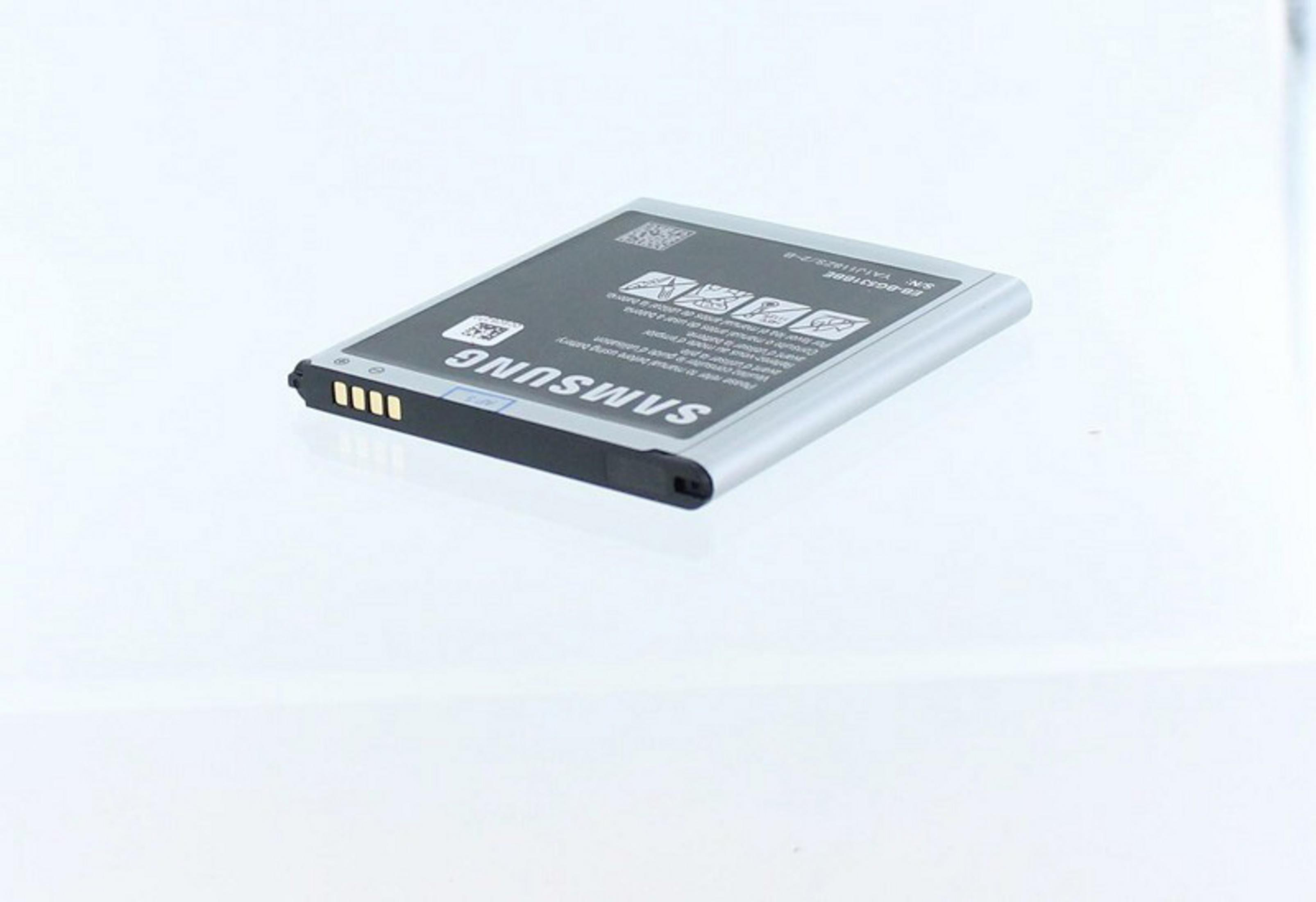Ein silber-schwarzer Samsung-Telefonakku auf weißer Oberfläche.