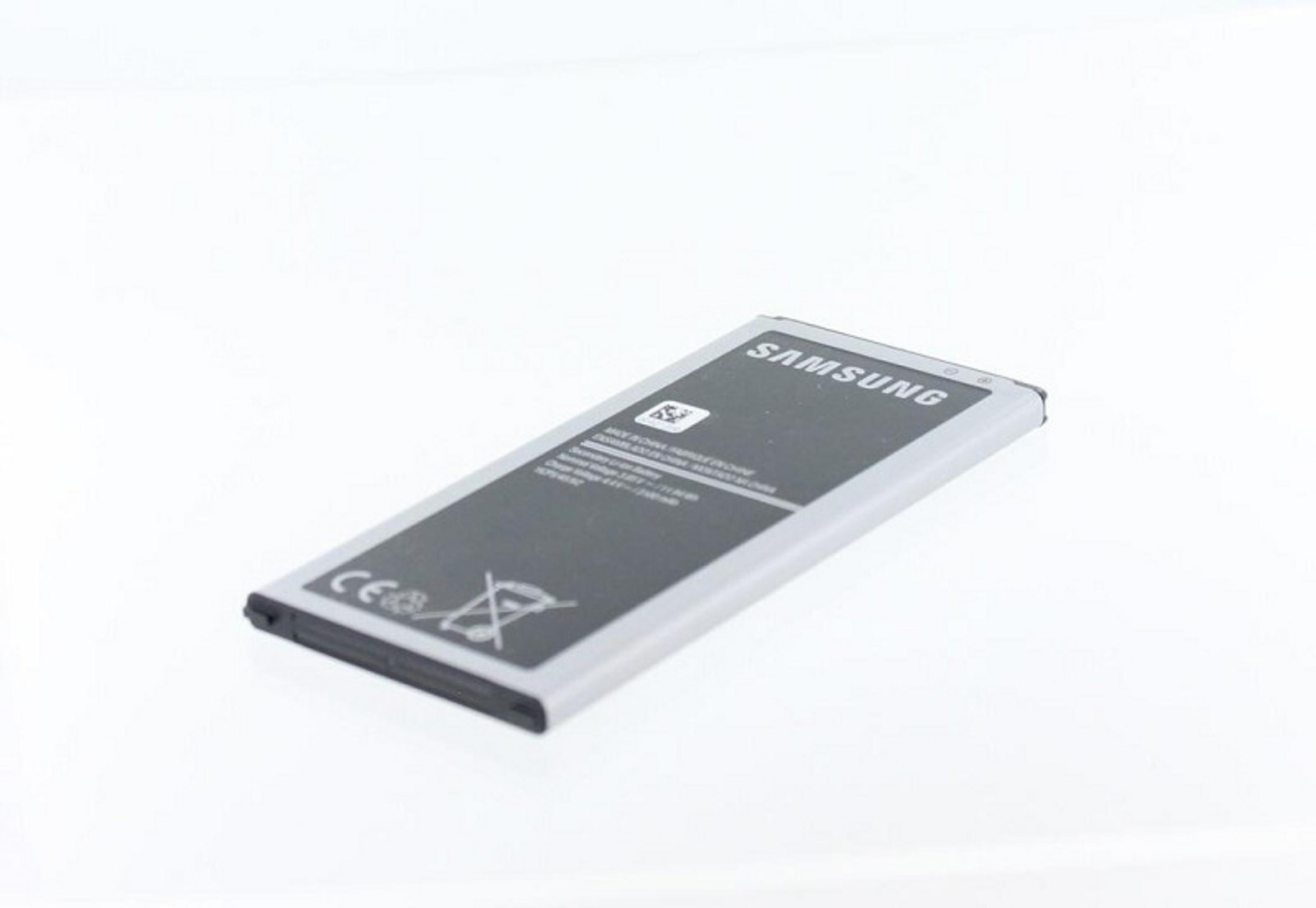 Samsung-Telefonbatterie. Schwarz und Silber mit Samsung-Logo und Produktinformationen. Winkelansicht.