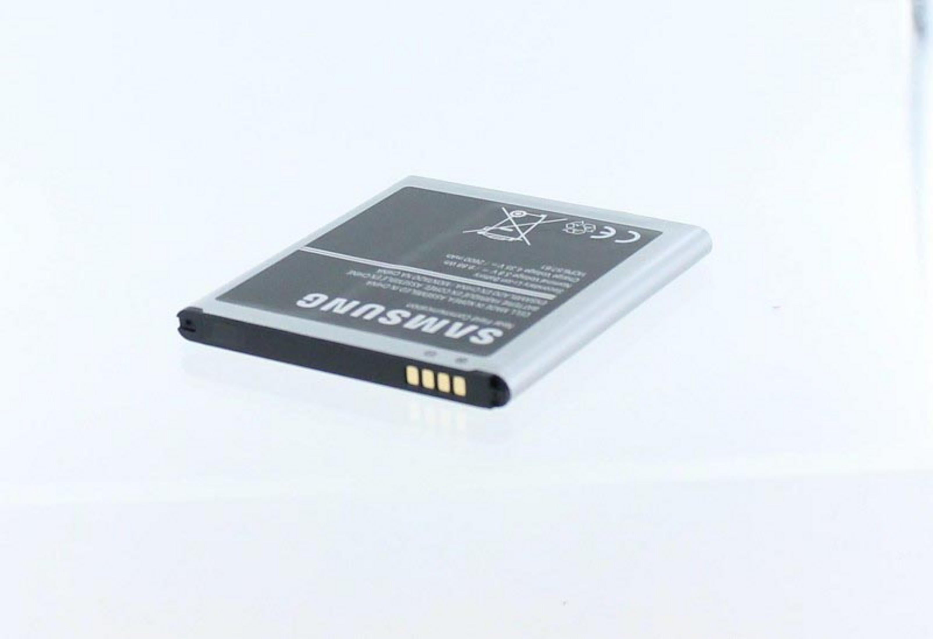 Silberne Samsung-Handybatterie auf weißer Oberfläche.