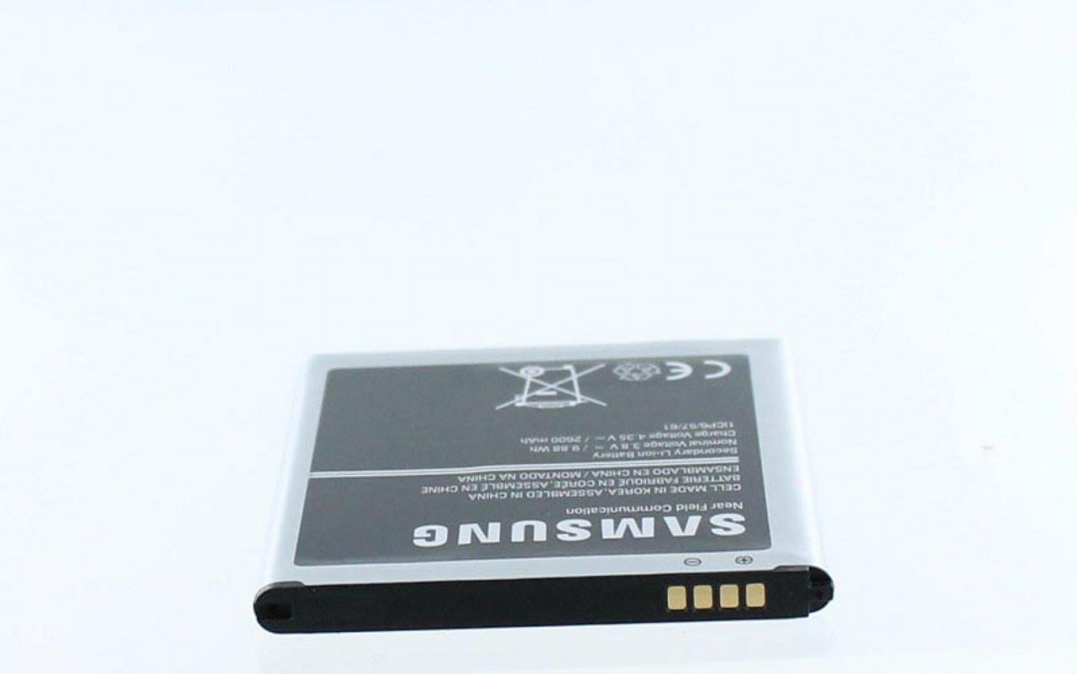 Eine silberne und schwarze Samsung-Batterie. Die Batterie ist rechteckig.