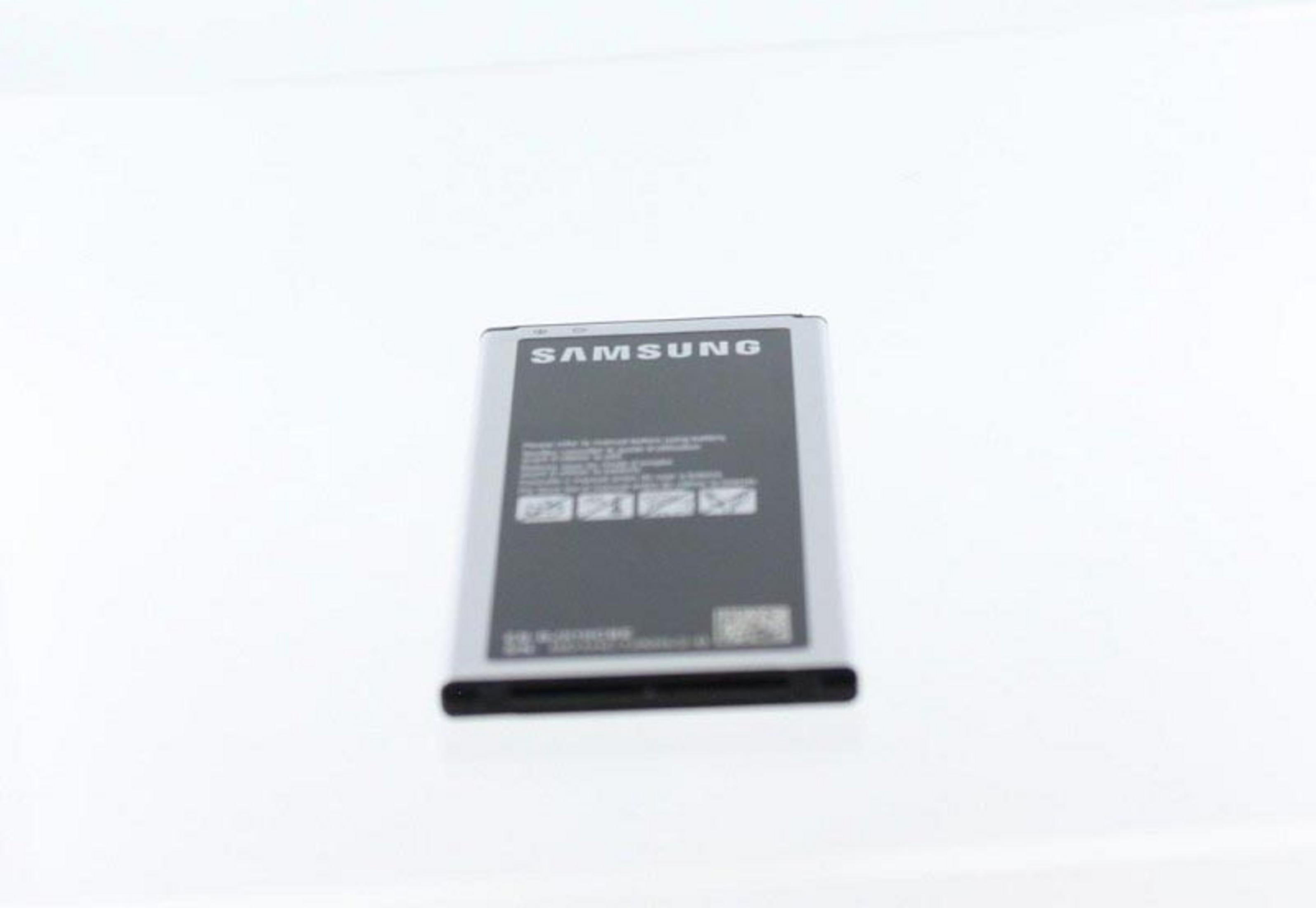 Ein Samsung-Handybatterie auf weißem Untergrund. Die Batterie ist grau und schwarz mit Text.