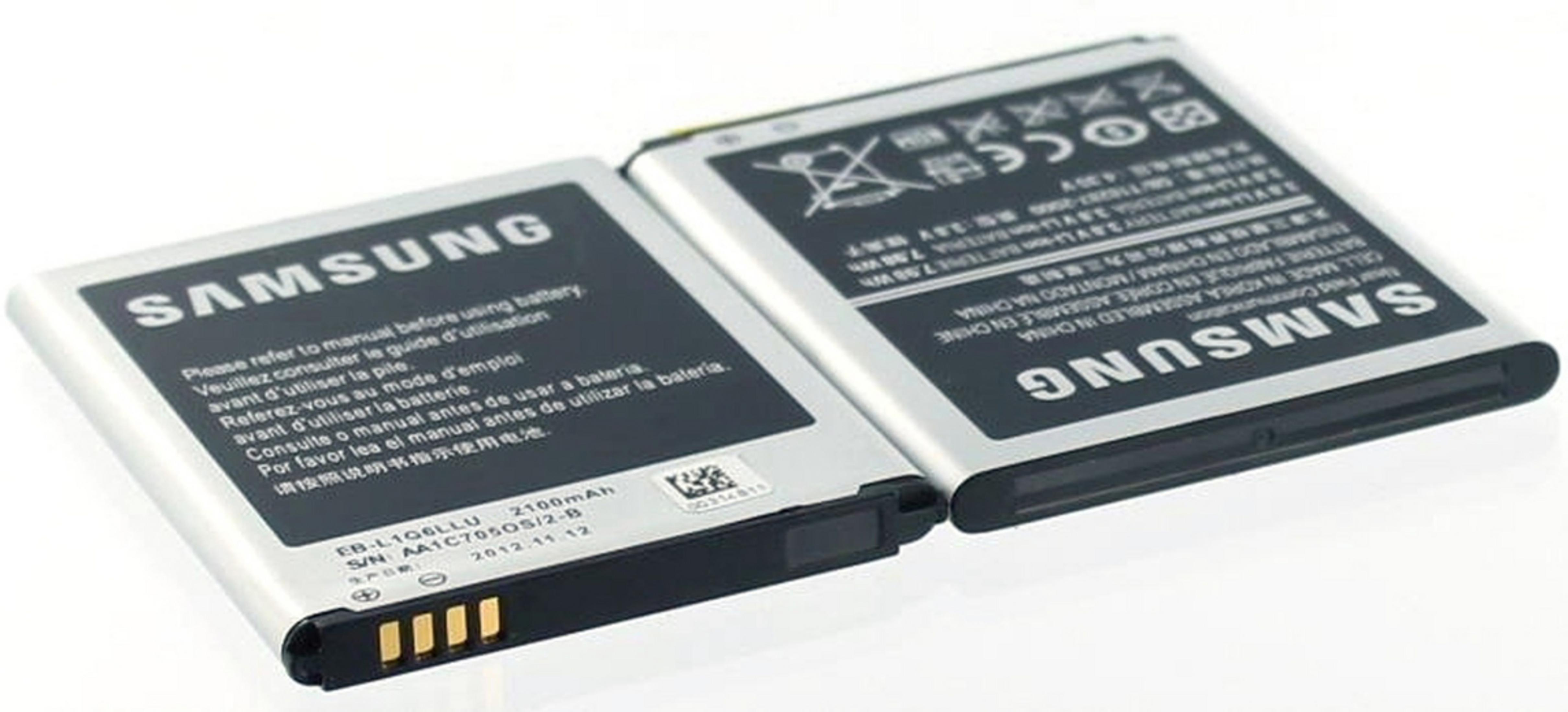Zwei Samsung-Telefonbatterien, Text und Etiketten sichtbar. Weißer Hintergrund.