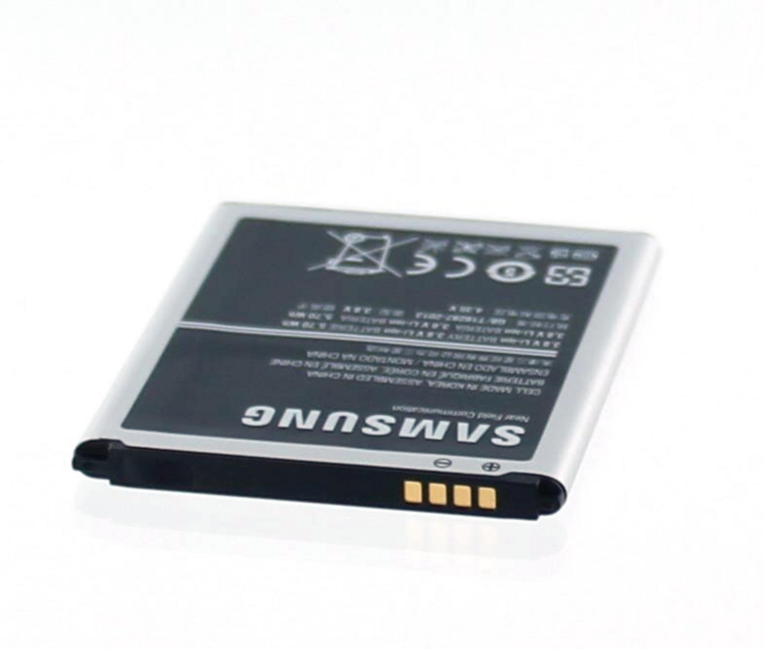 Samsung-Telefonbatterie. Schwarz und Silber mit Samsung-Logo und Produktinformationen. Winkelansicht.