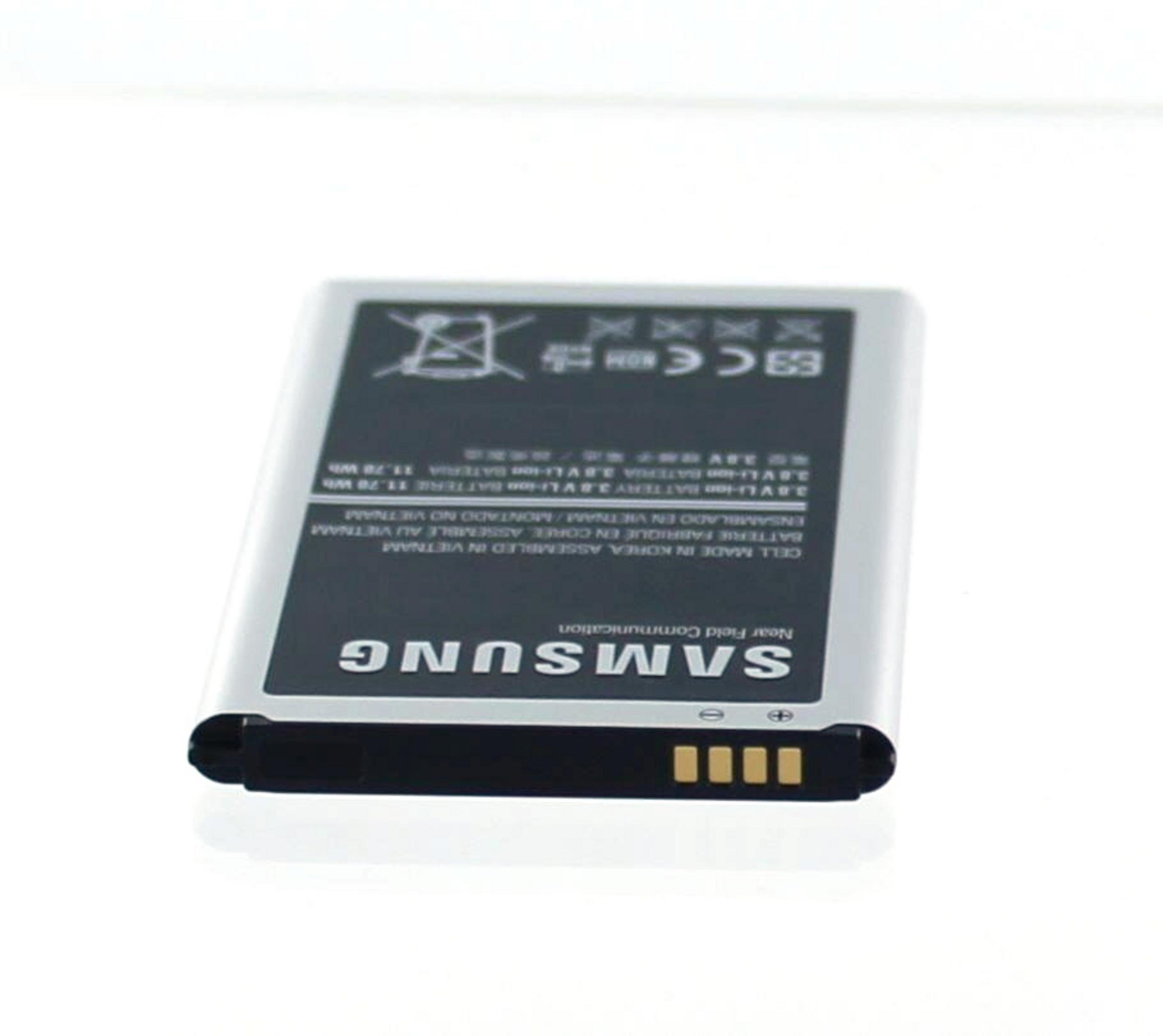Samsung-Akku für ein Mobiltelefon. Silber und schwarz mit Samsung-Logo und technischen Details.