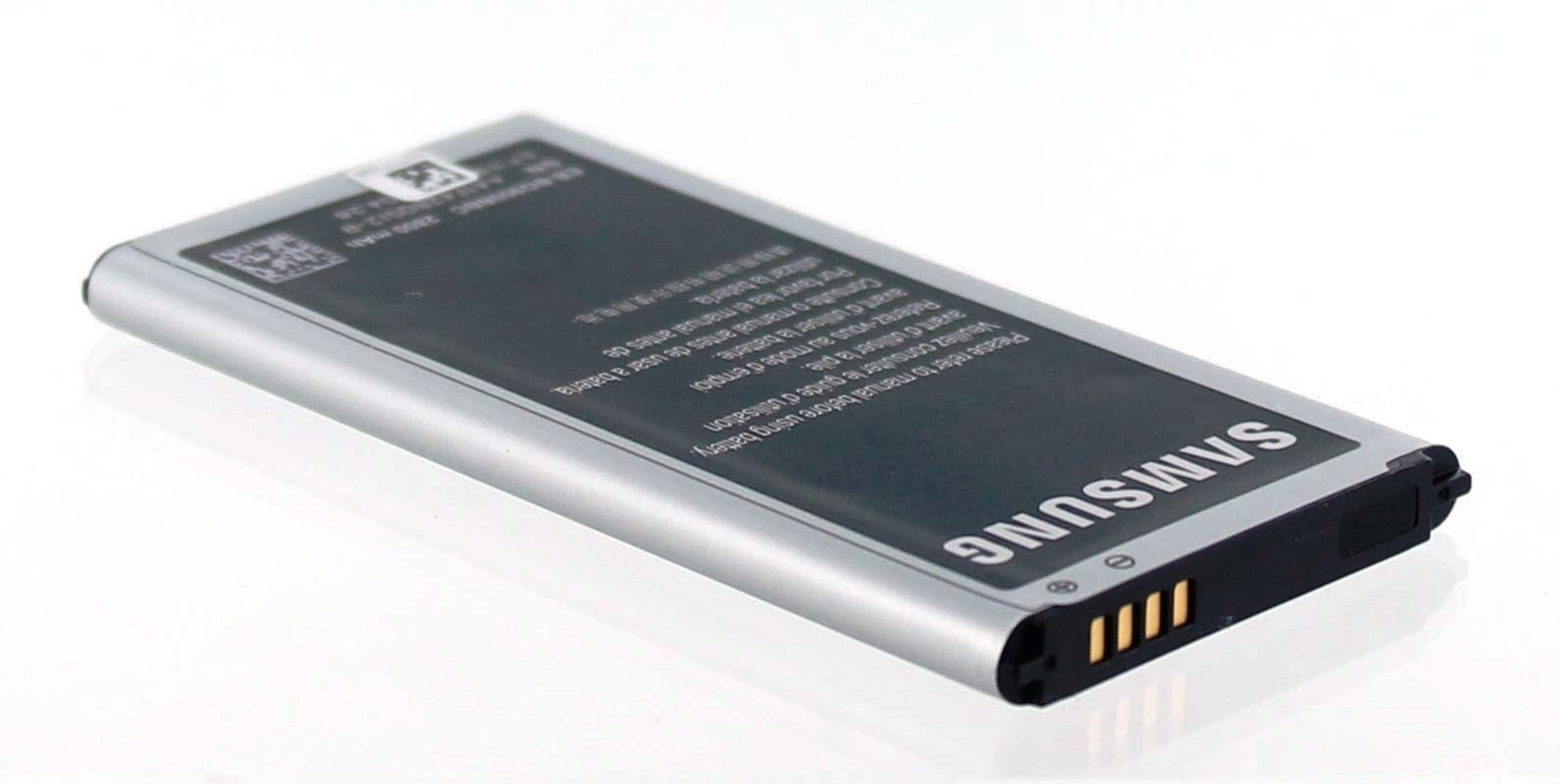 Silberne Samsung Batterie. Der Markenname ist auf dem schwarzen Etikett aufgedruckt.