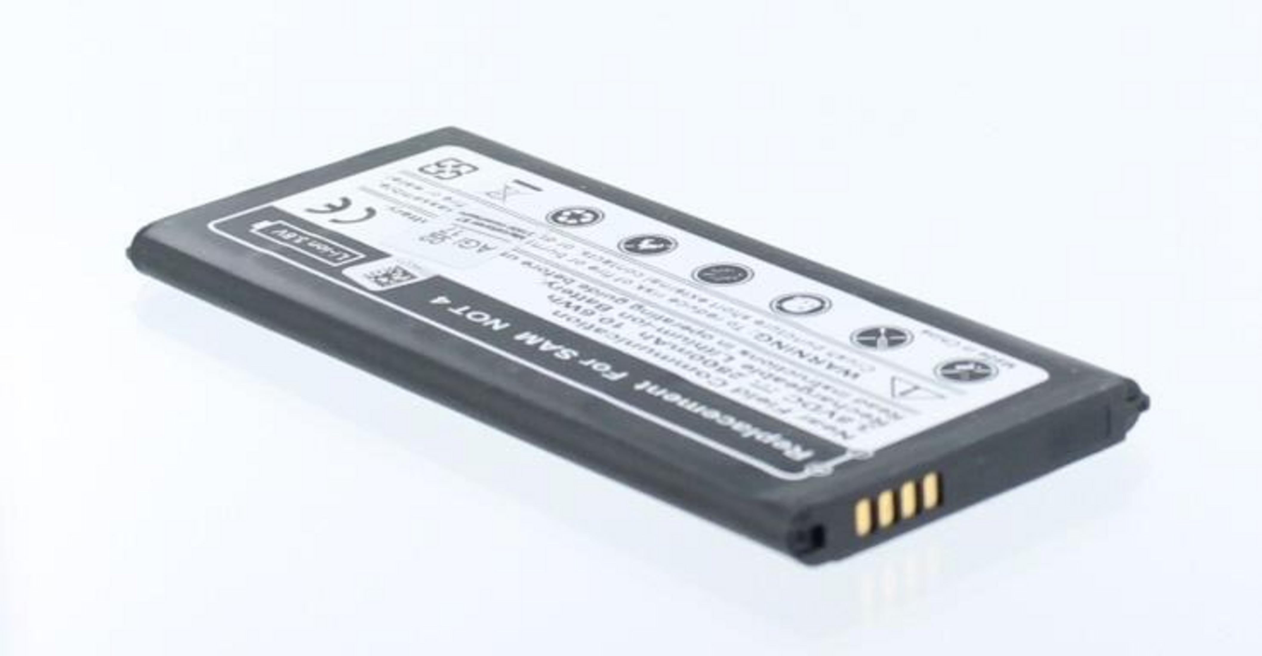 Eine schwarze Telefonbatterie mit Etiketten. Goldfarbene Anschlüsse. Weißer Hintergrund.