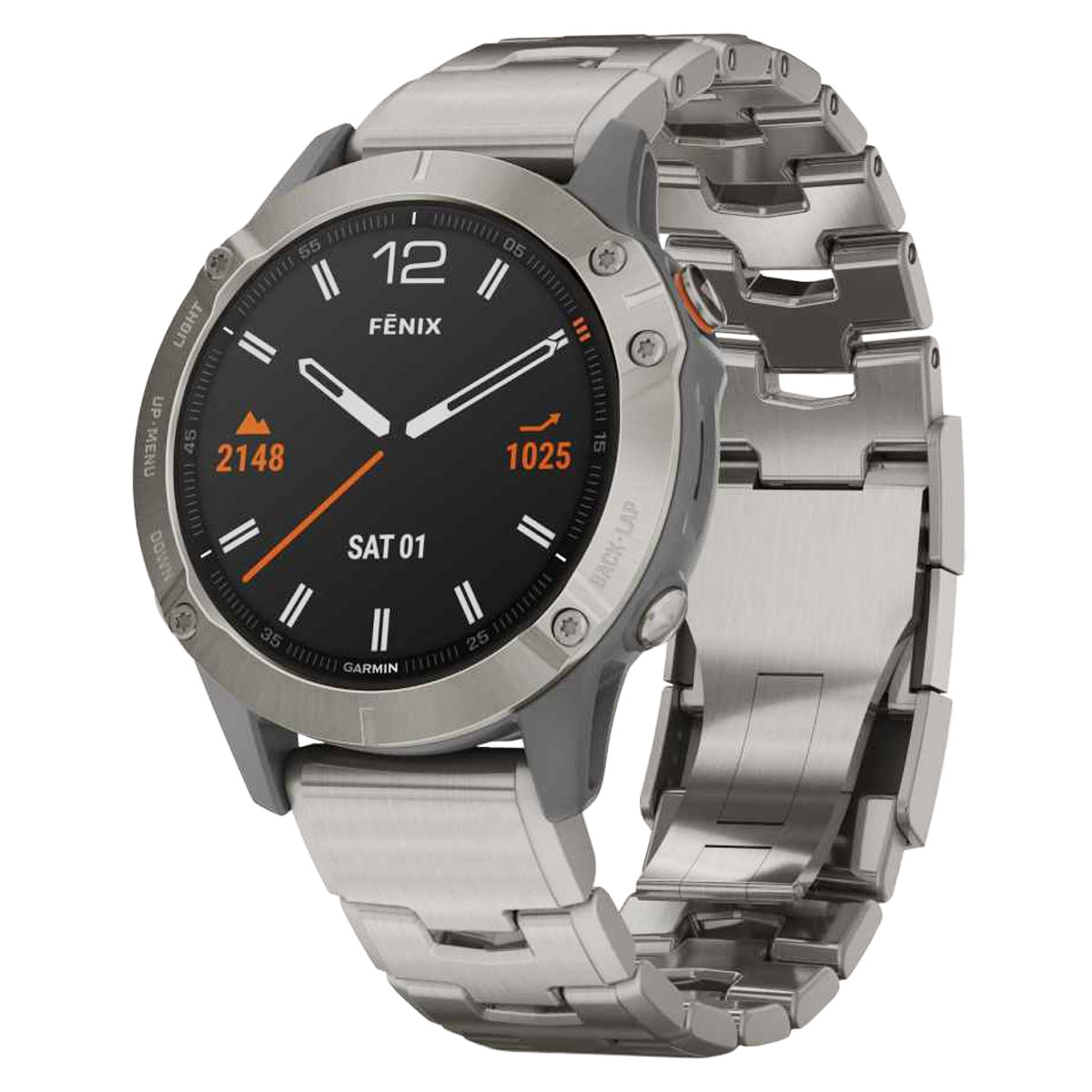 Eine silberne Garmin Fenix Smartwatch. Sie zeigt Zeit, Datum, Herzfrequenz und Schritte an. Sie hat ein silbernes Armband.