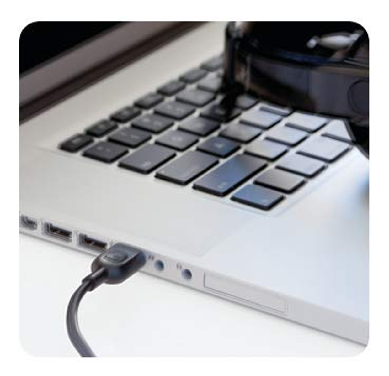 Tastiera del laptop con cavo di ricarica collegato.