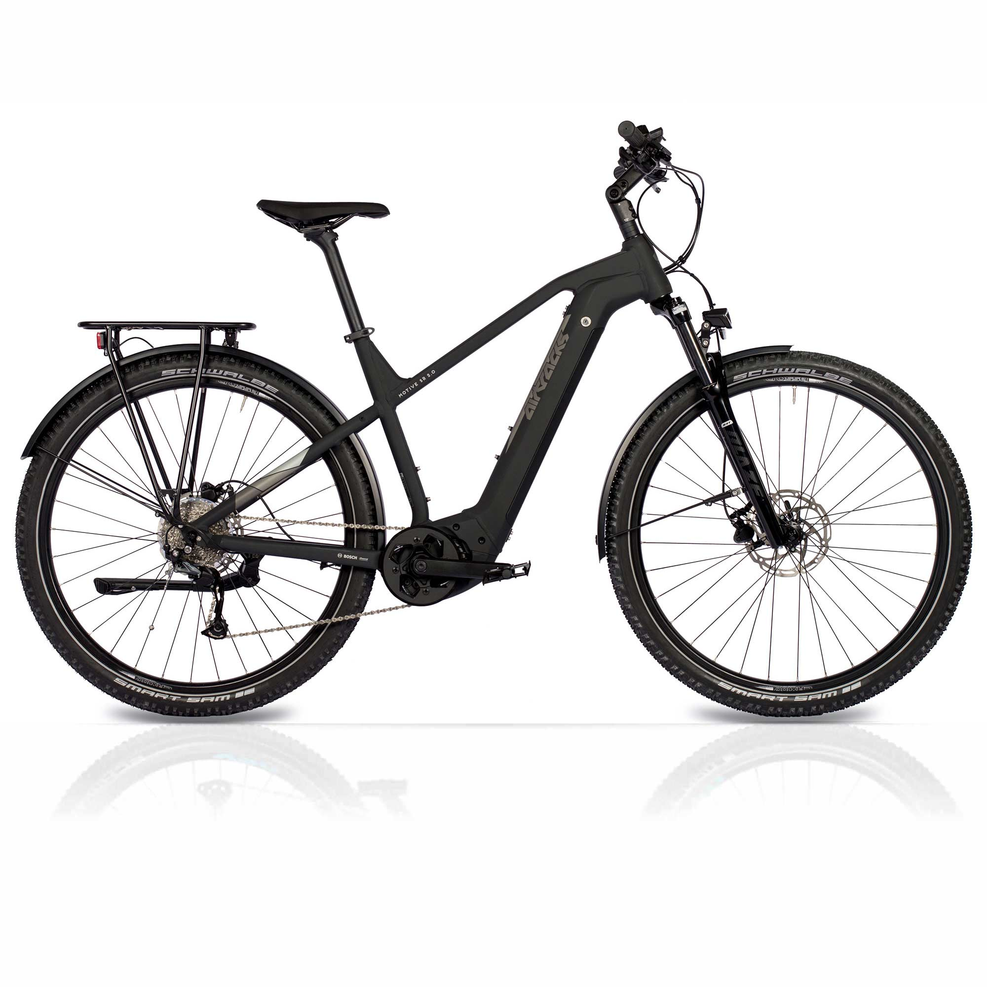 Schwarzes Elektrofahrrad mit schwarzen Reifen und einem Gepäckträger.