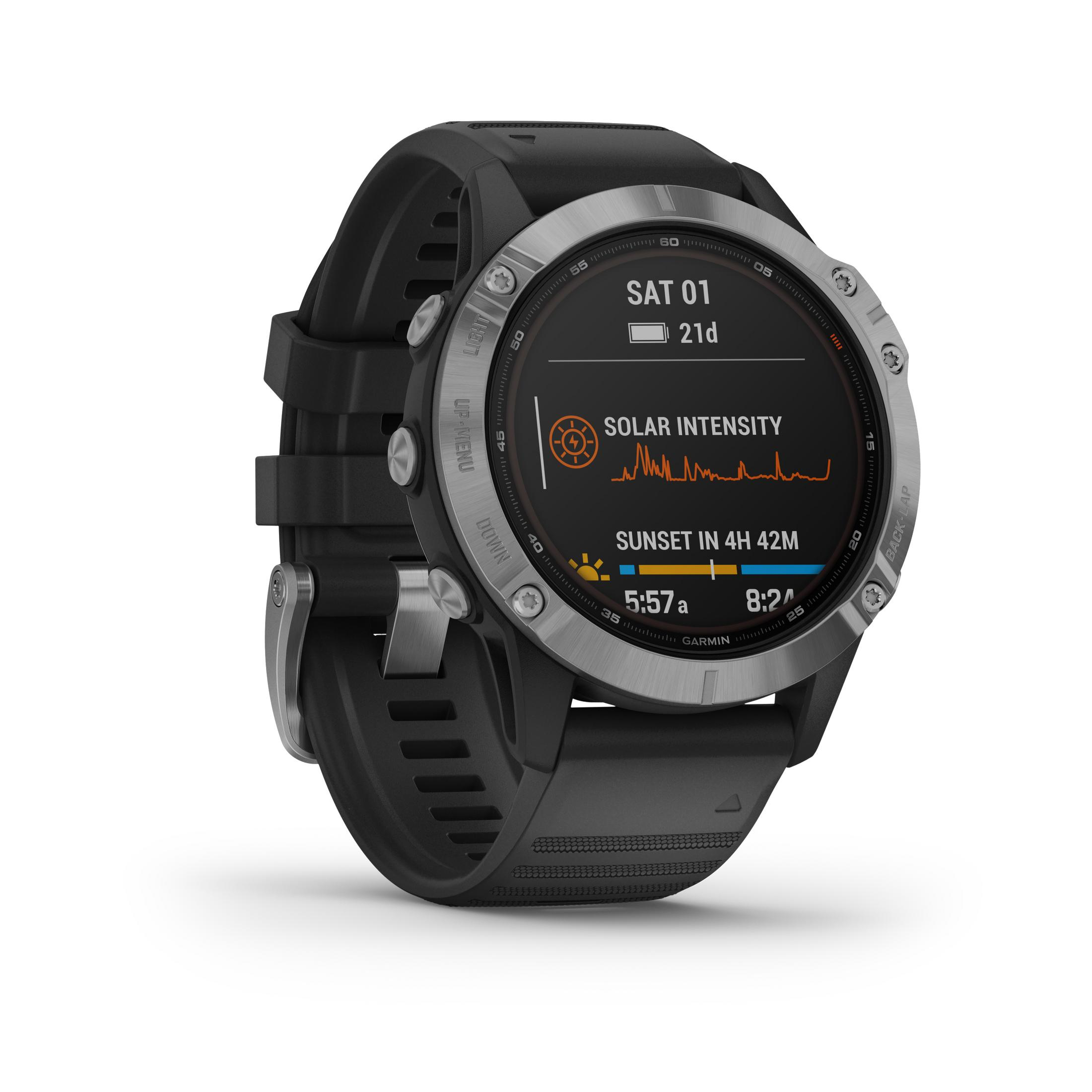 Uno smartwatch nero con display digitale. Mostra data, ora e intensità solare.