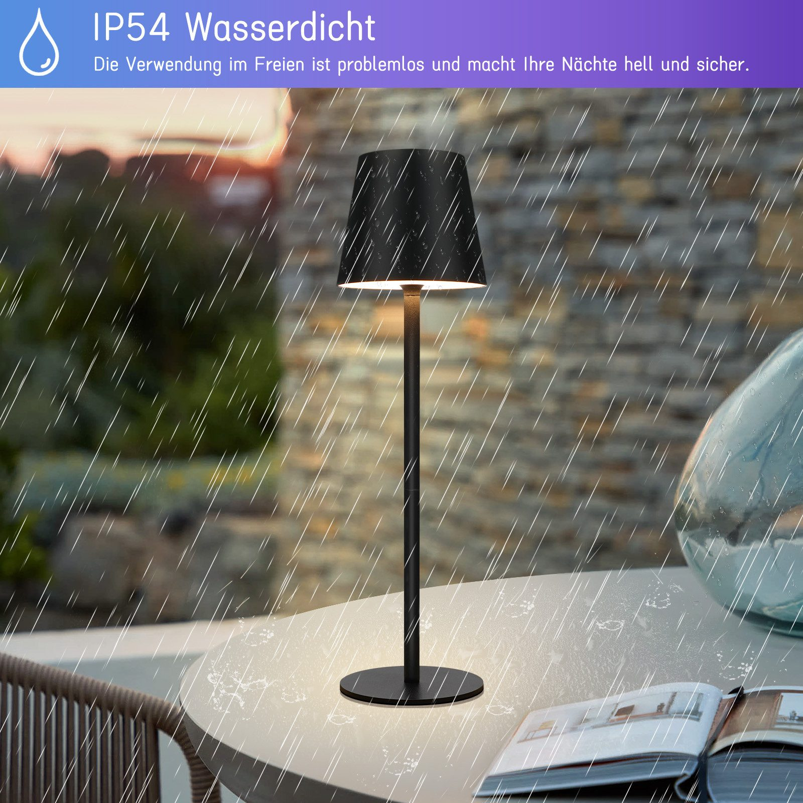 Czarna lampa zewnętrzna w deszczu. Lampa stoi na stole z książką. Deszcz i tekst na zdjęciu.