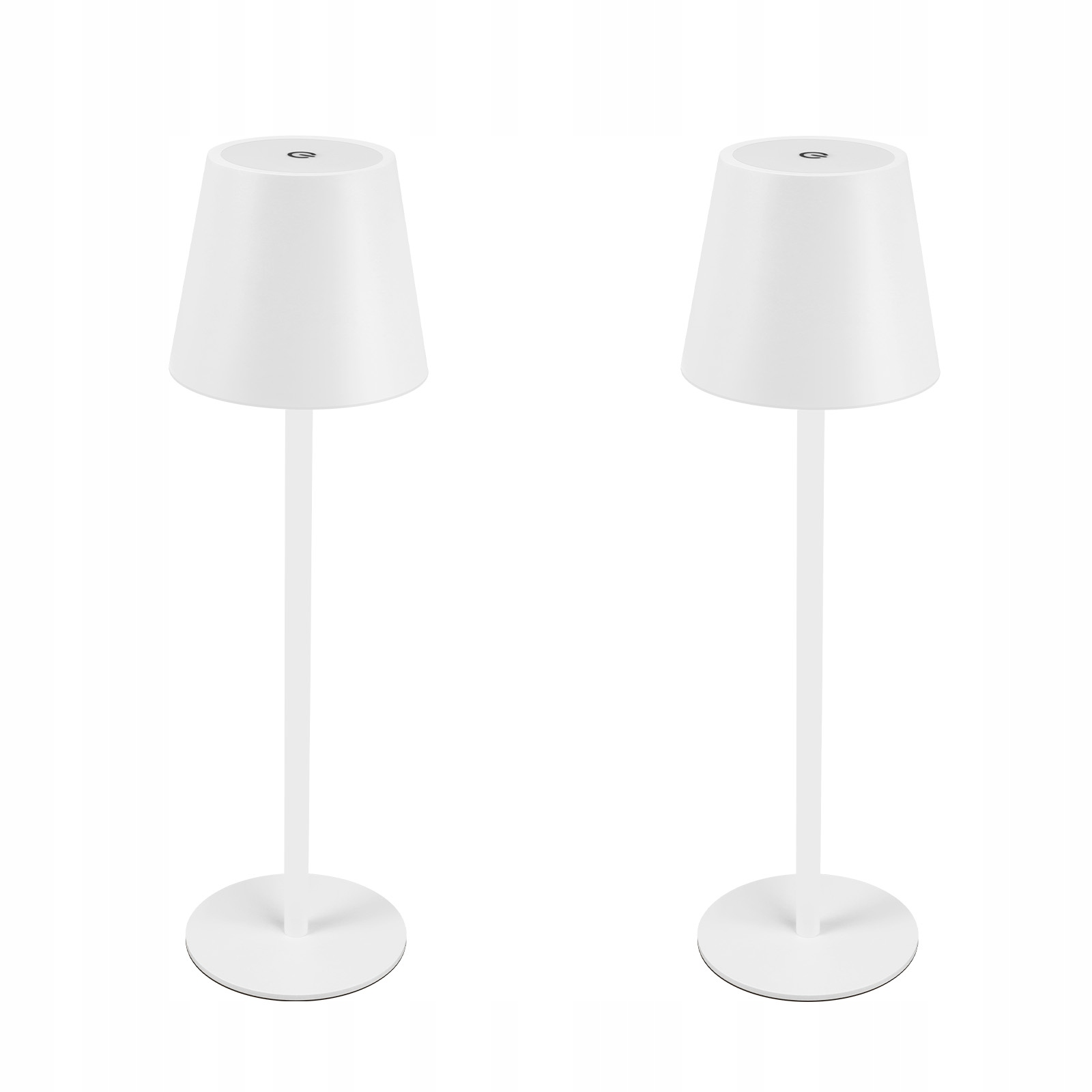 Due lampade da tavolo bianche con paralumi conici e base rotonda, isolate su sfondo bianco.