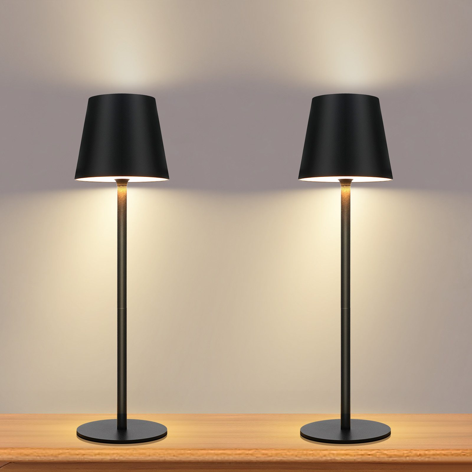 Dwie czarne lampy z czarnymi kloszami stoją na drewnianym stole.