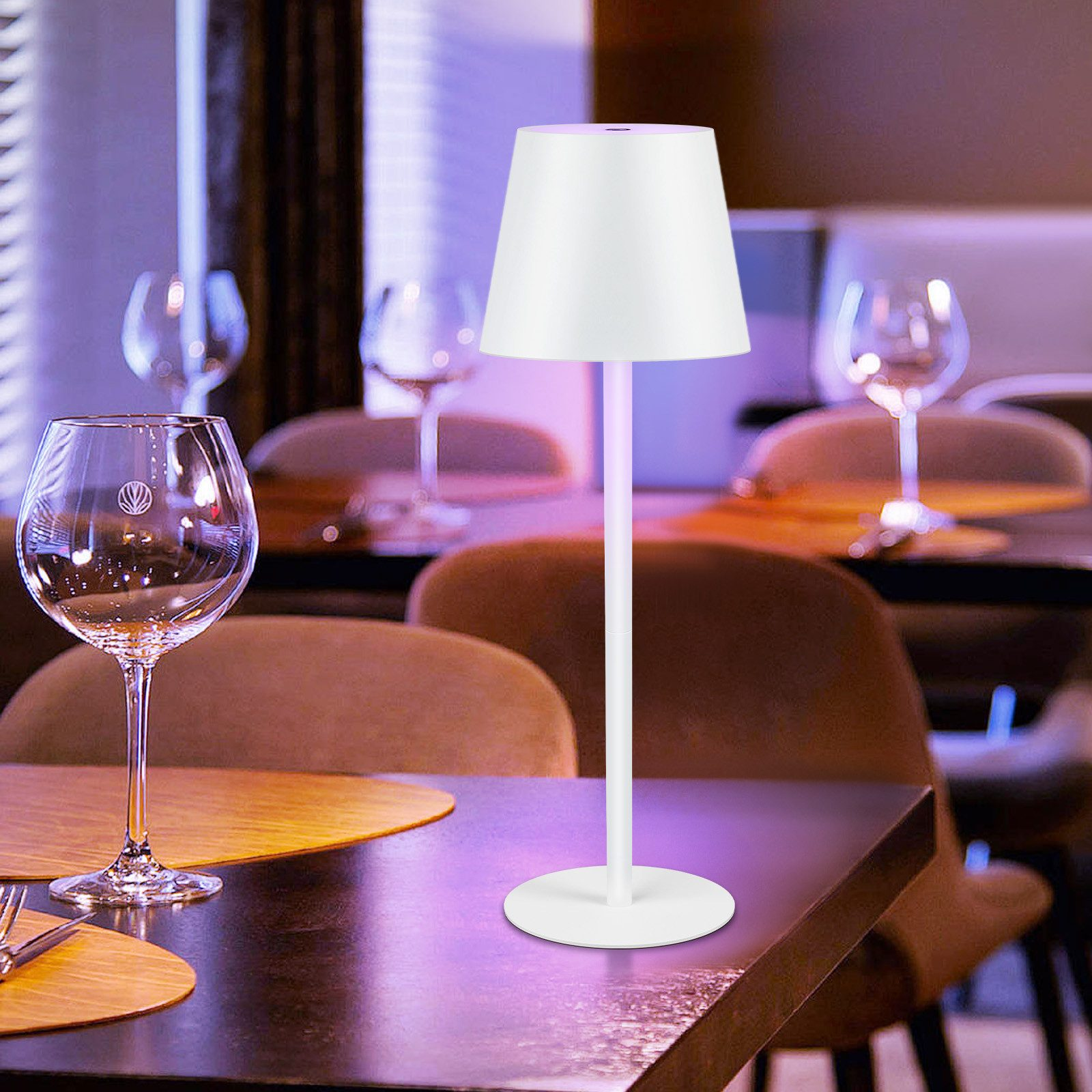 Biała lampa stołowa z kieliszkiem do wina i nakryciem stołu.