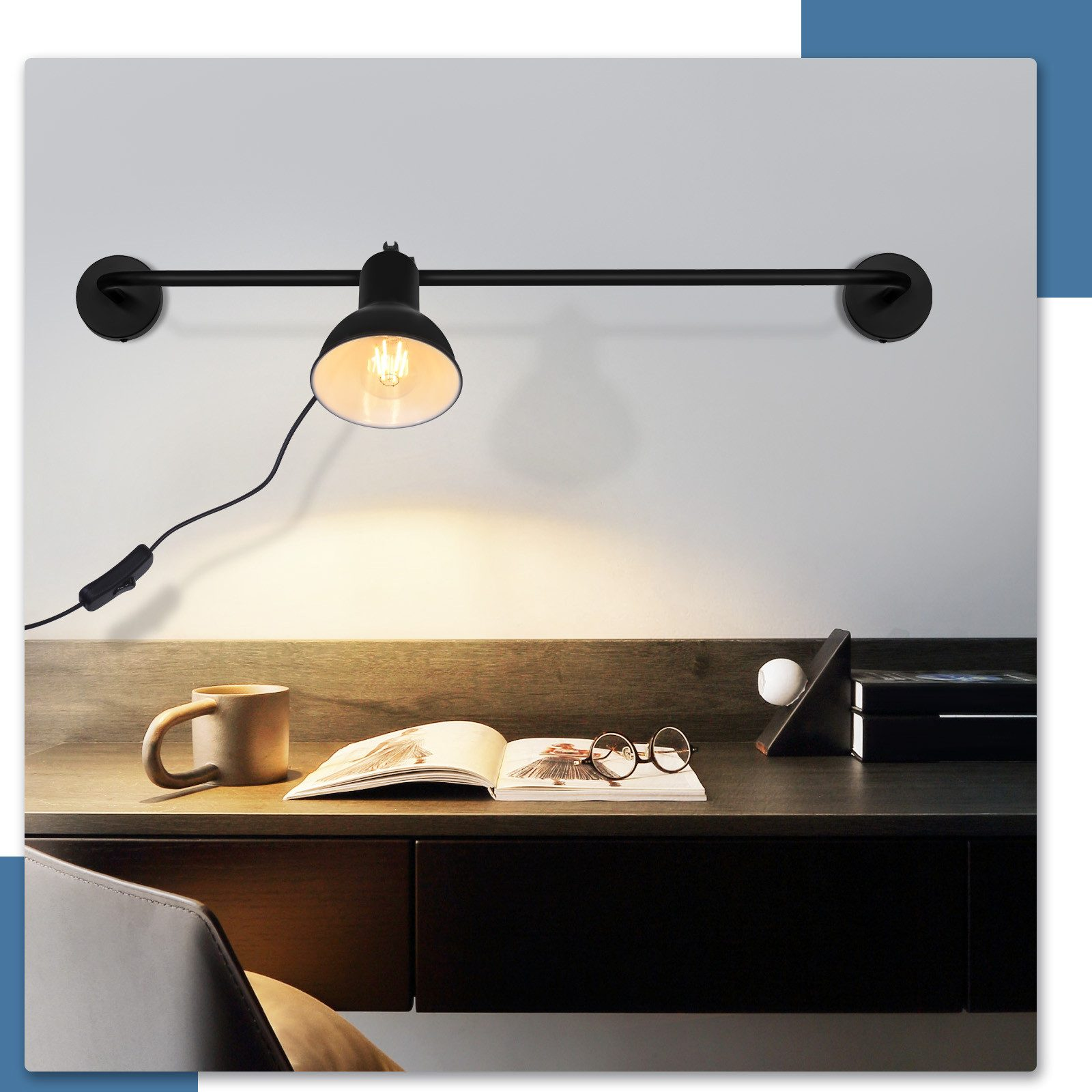 Lampa biurkowa nad biurkiem z kubkiem kawy, okularami i książką. Światło z lampy.