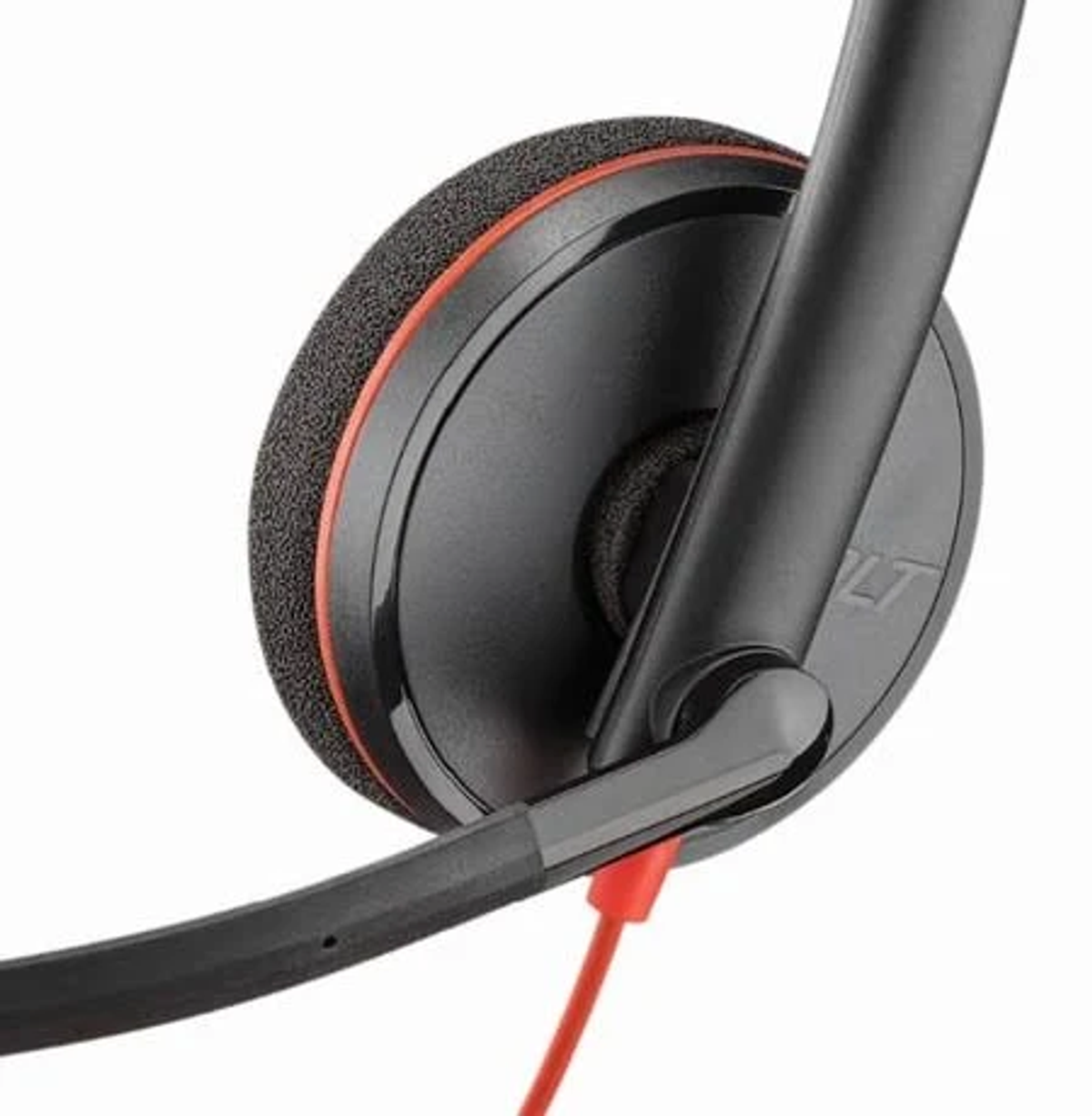 Cuffie, nere con cavo e cuscinetto rosso e un'asta per microfono. Isolato su bianco.