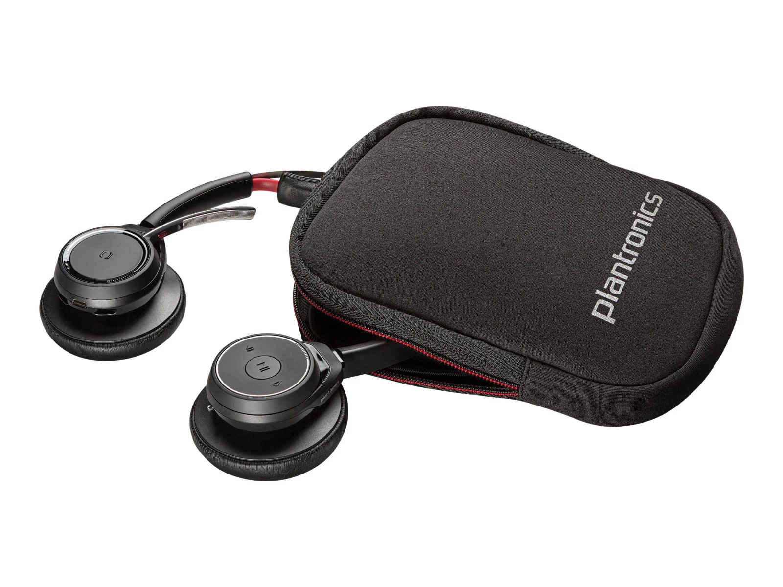 Schwarze Kopfhörer in einem schwarzen Etui. Das Etui ist rechteckig mit Reißverschluss, Plantronics ist aufgedruckt.