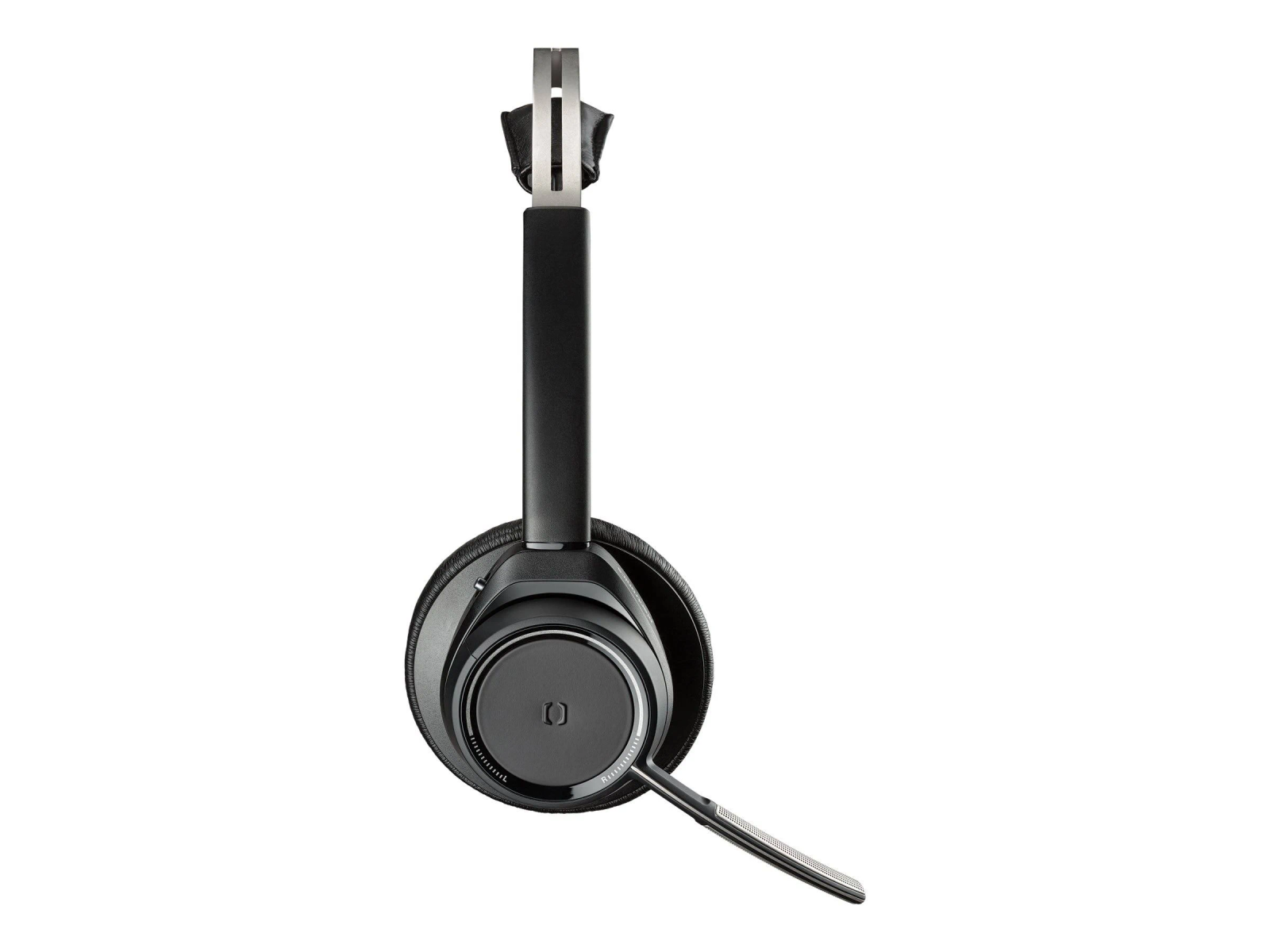 Schwarzes Headset. Mikrofon ragt heraus. Seitenansicht. Weißer Hintergrund.