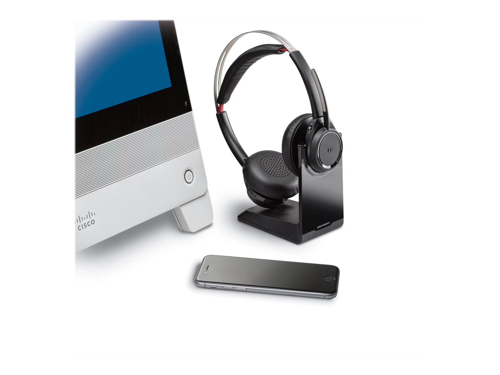 Cisco-Telefon, Headset und Smartphone auf weißer Oberfläche. Schwarz und Grau.