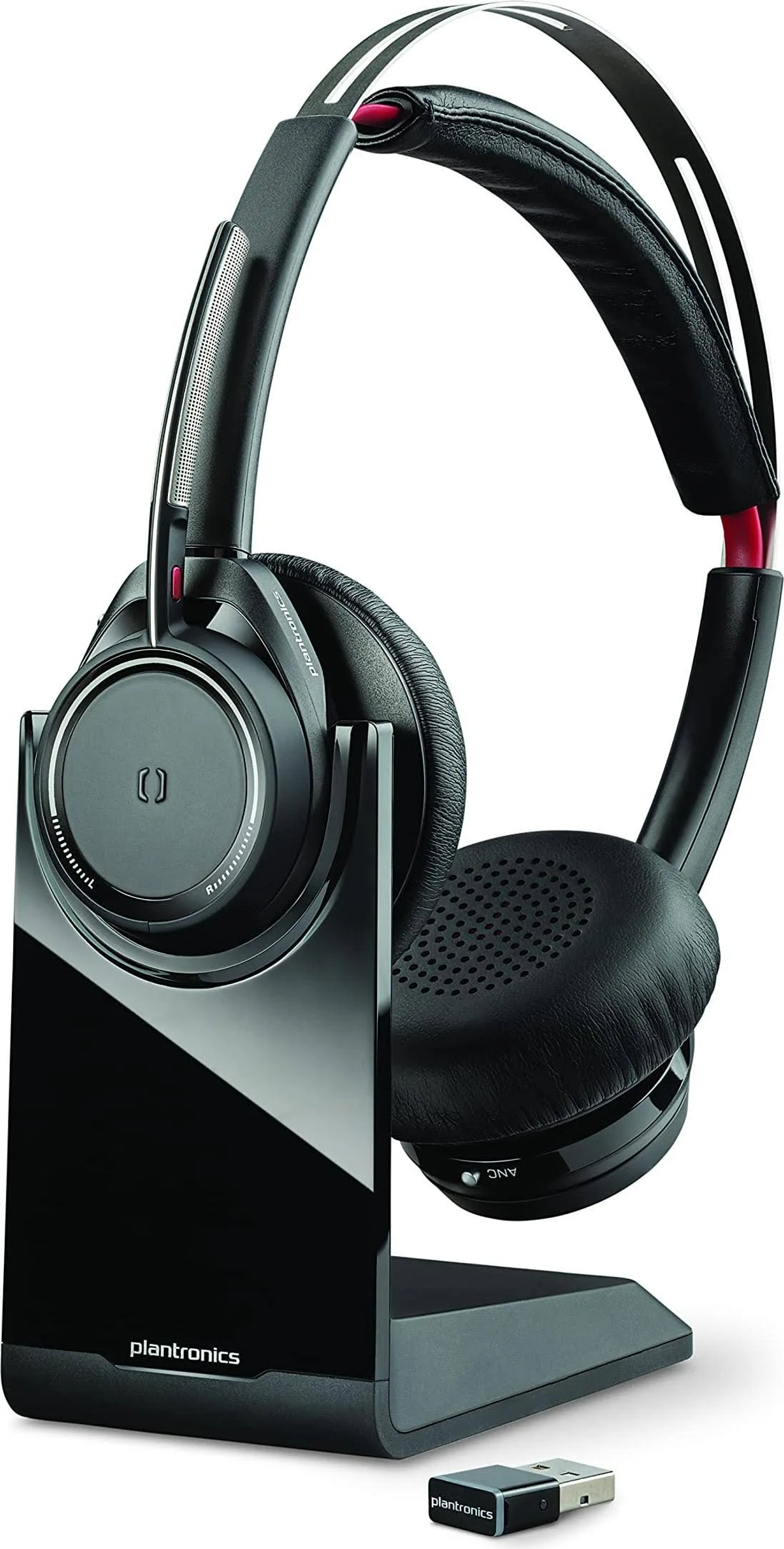 Schwarzes Headset mit Ladestation und Funkadapter. Das Headset steht auf der Station.