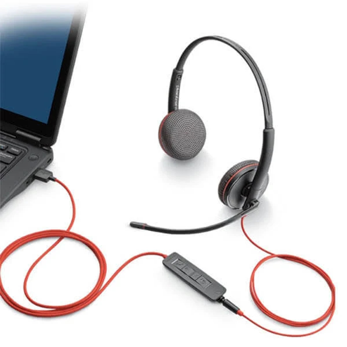Headset aangesloten op een laptop. Rode kabel is bevestigd. Witte achtergrond.