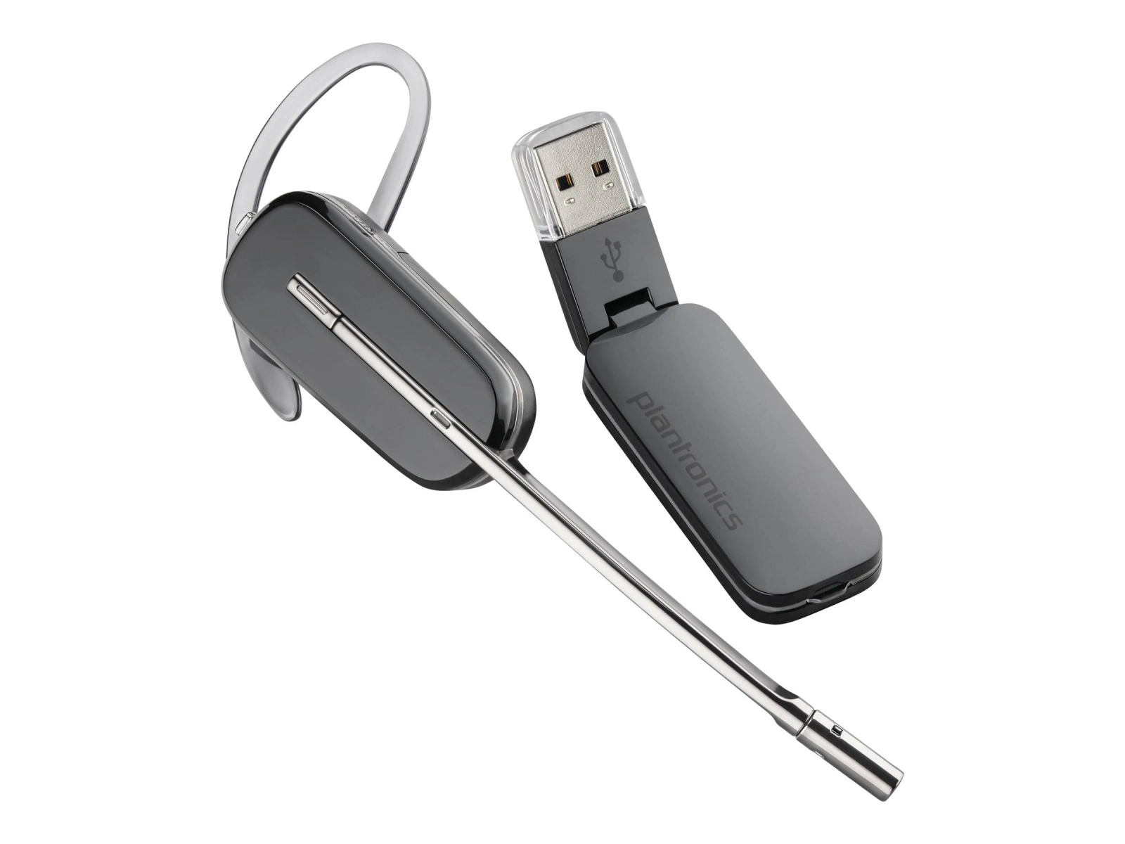 Una cuffia Plantronics argento e nera e un adattatore USB, entrambi su sfondo bianco.