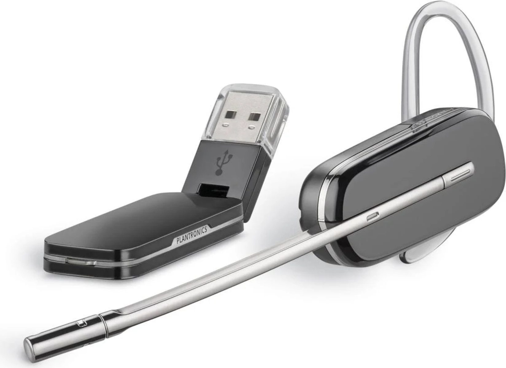 Una cuffia e un adattatore USB. La cuffia ha un microfono.