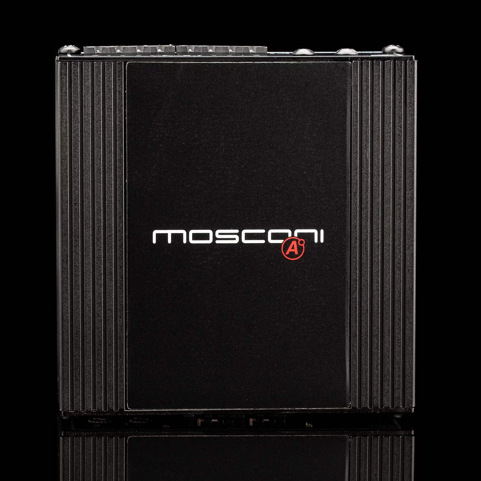 Schwarzer Verstärker mit Mosconi-Logo. Es hat vertikale Linien an den Seiten und einen schwarzen Hintergrund.