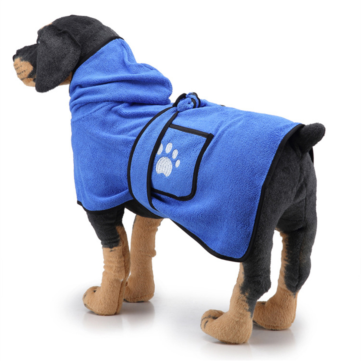 Ein Hund trägt ein blaues Handtuch mit einem Pfotenabdruck.