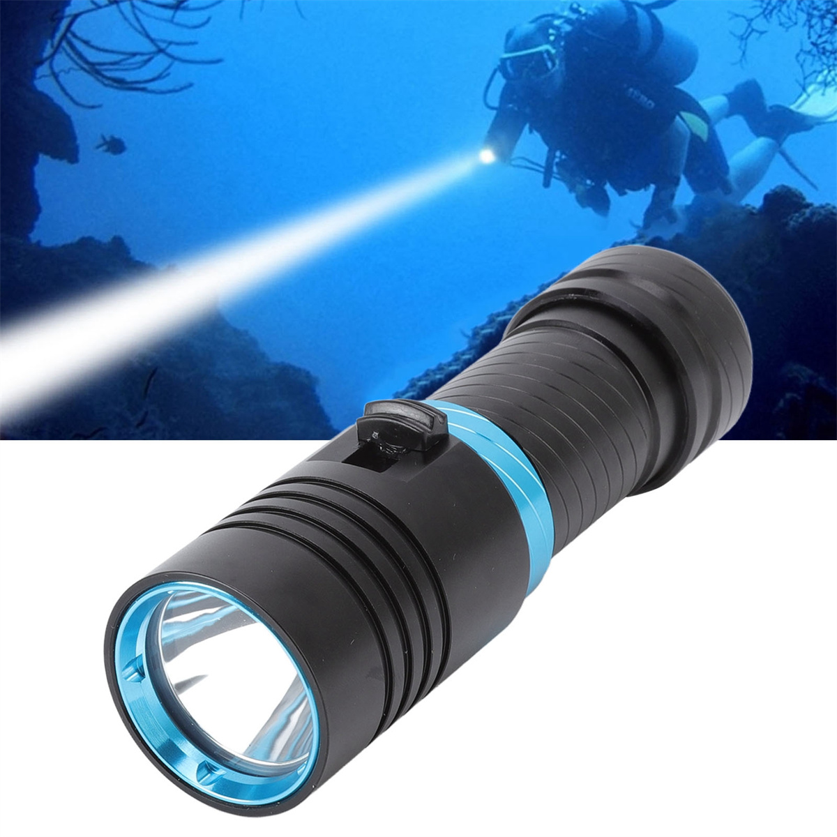 Schwarz-blaue Unterwasser-Taschenlampe. Ein Taucher ist im Hintergrund, zusammen mit dem Lichtstrahl.