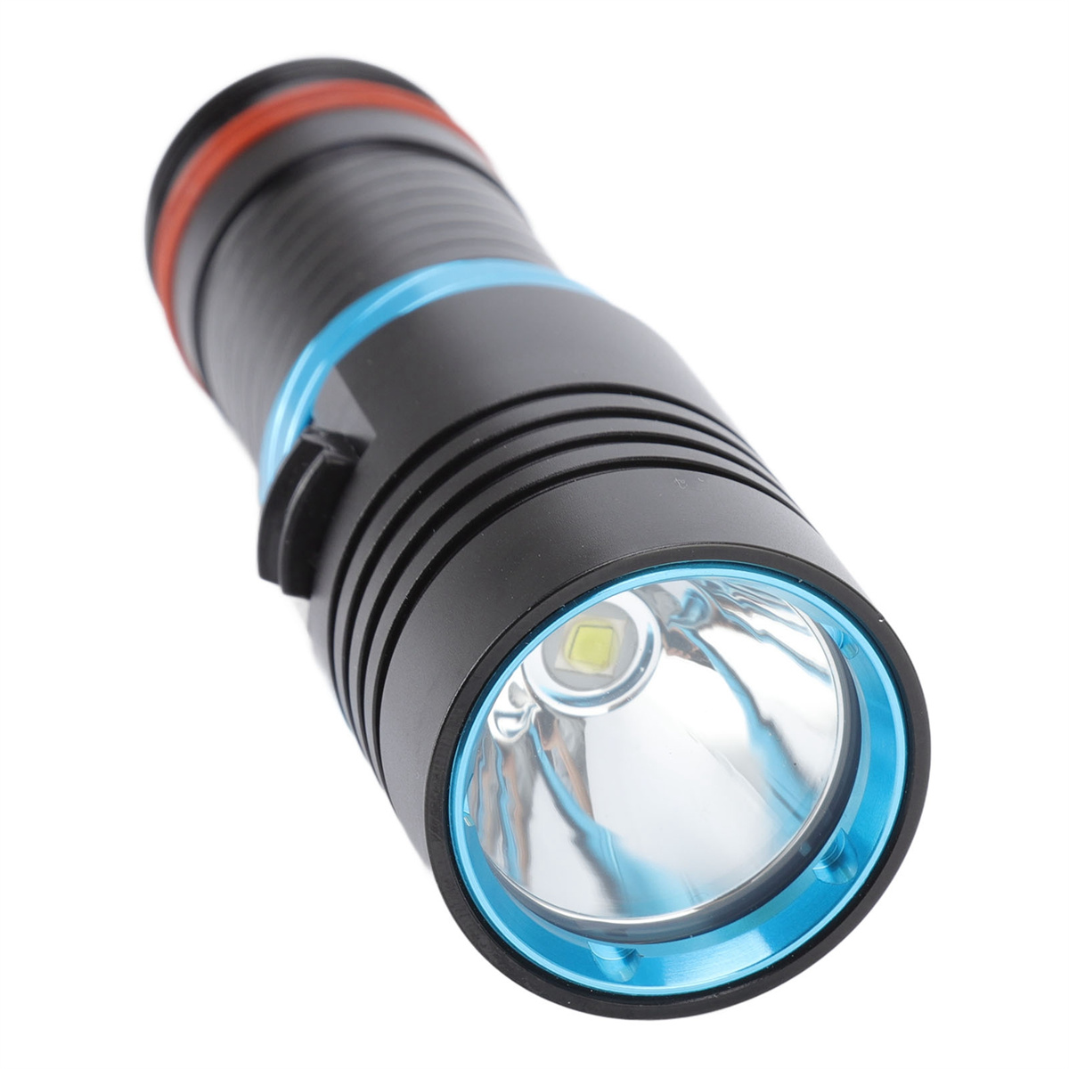 Schwarz-blaue Taschenlampe, schräge Ansicht. Das Licht ist an.