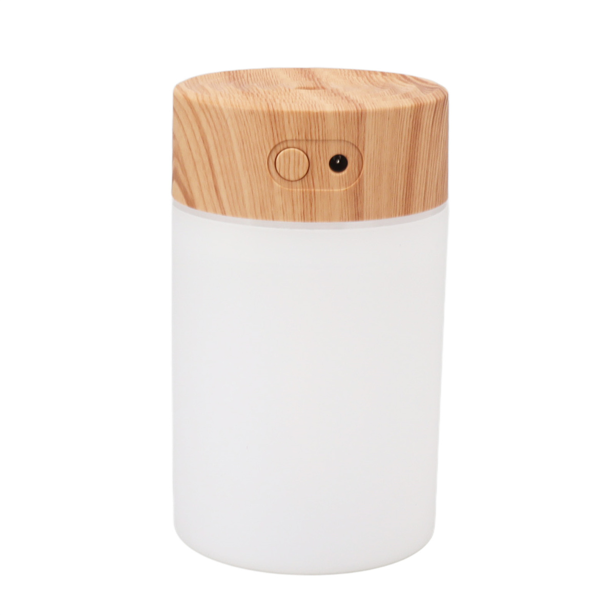 Ein weißer und holzmaserter Luftbefeuchter mit zwei Knöpfen oben. Weißer Hintergrund.