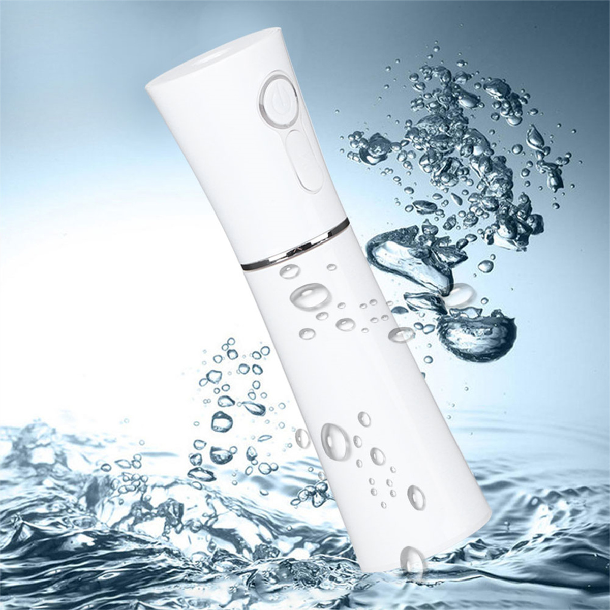 Ein weißes Handgerät mit einem Knopf, das Wasser versprüht. Wassertröpfchen schweben in der Luft.