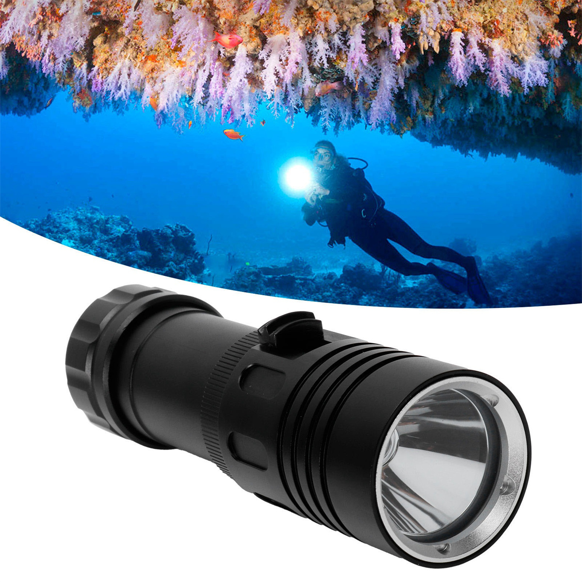 Schwarze Tauchlampe in einer Unterwasserszene. Ein Taucher ist im Hintergrund.