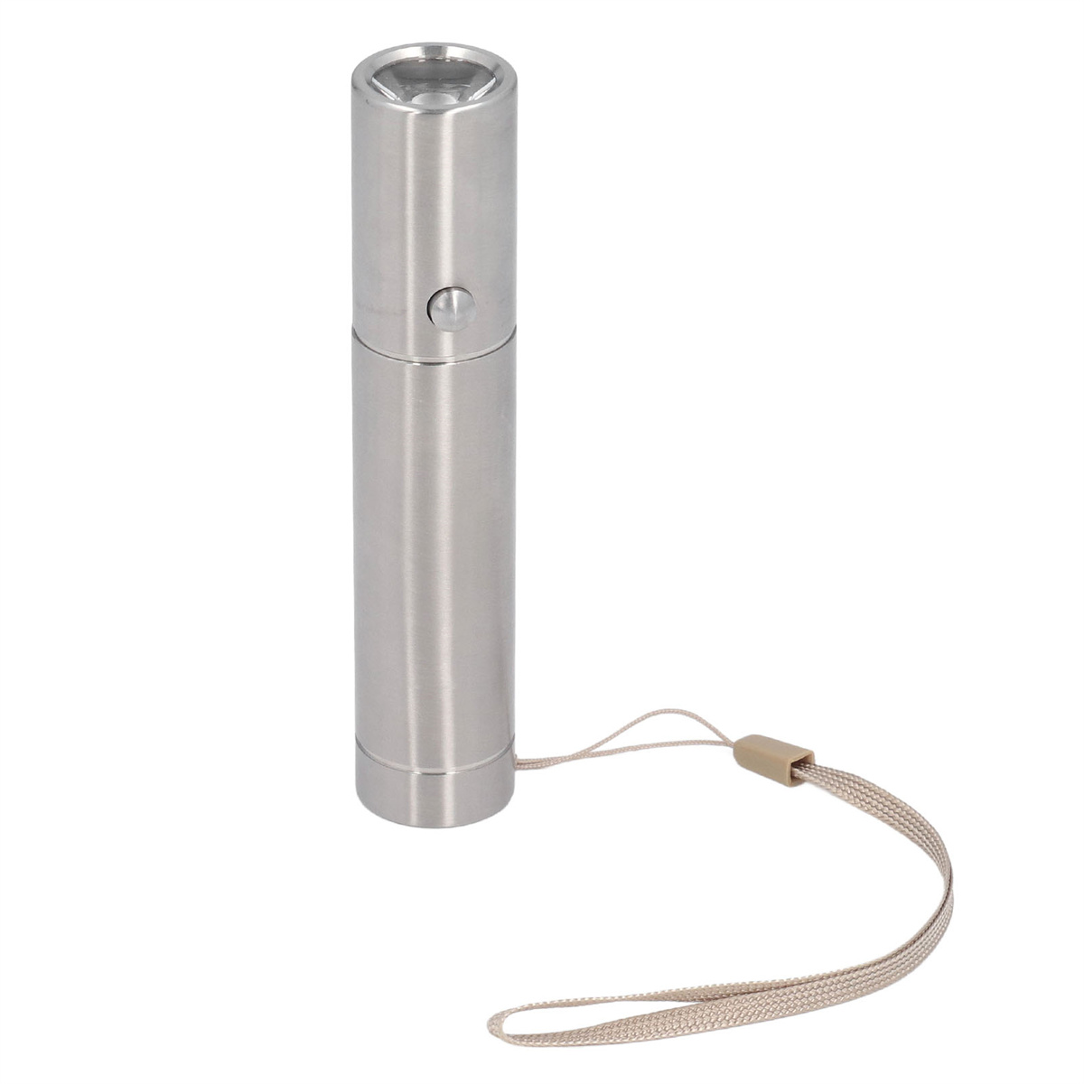 Silberne Taschenlampe mit Trageband. Sie hat einen einzigen Knopf. Weißer Hintergrund.