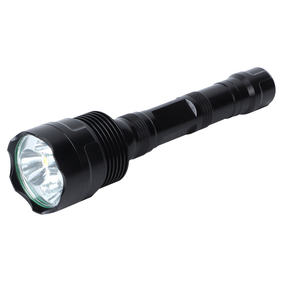 Eine schwarze Taschenlampe mit hellem, weißem Licht. Die Taschenlampe ist eingeschaltet.