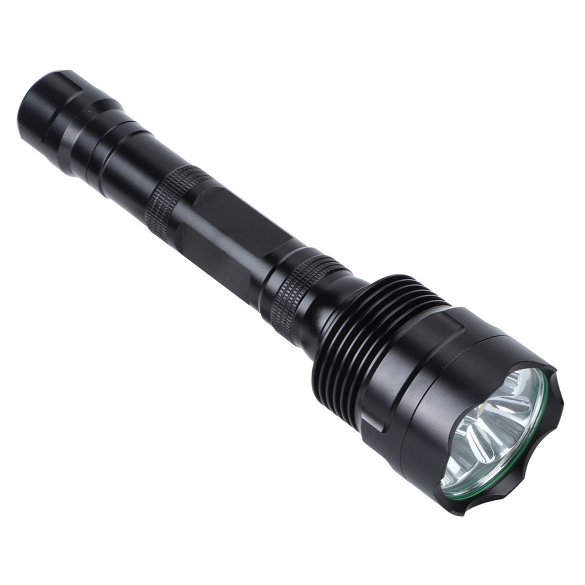 Schwarze Taschenlampe mit geriffeltem Griff, vor weißem Hintergrund.